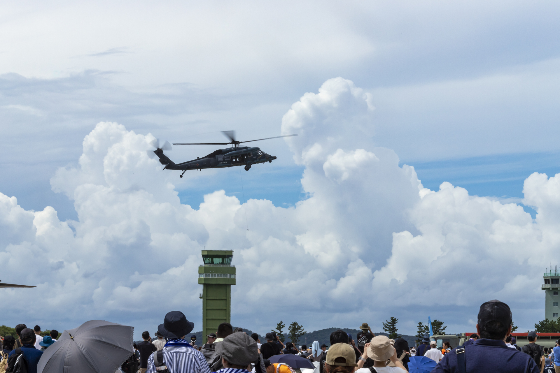 救難ヘリのUH-60J。昨年までは夏開催だったため、夏の空を背景に見ることができた救難隊の訓練展示（2023年撮影）