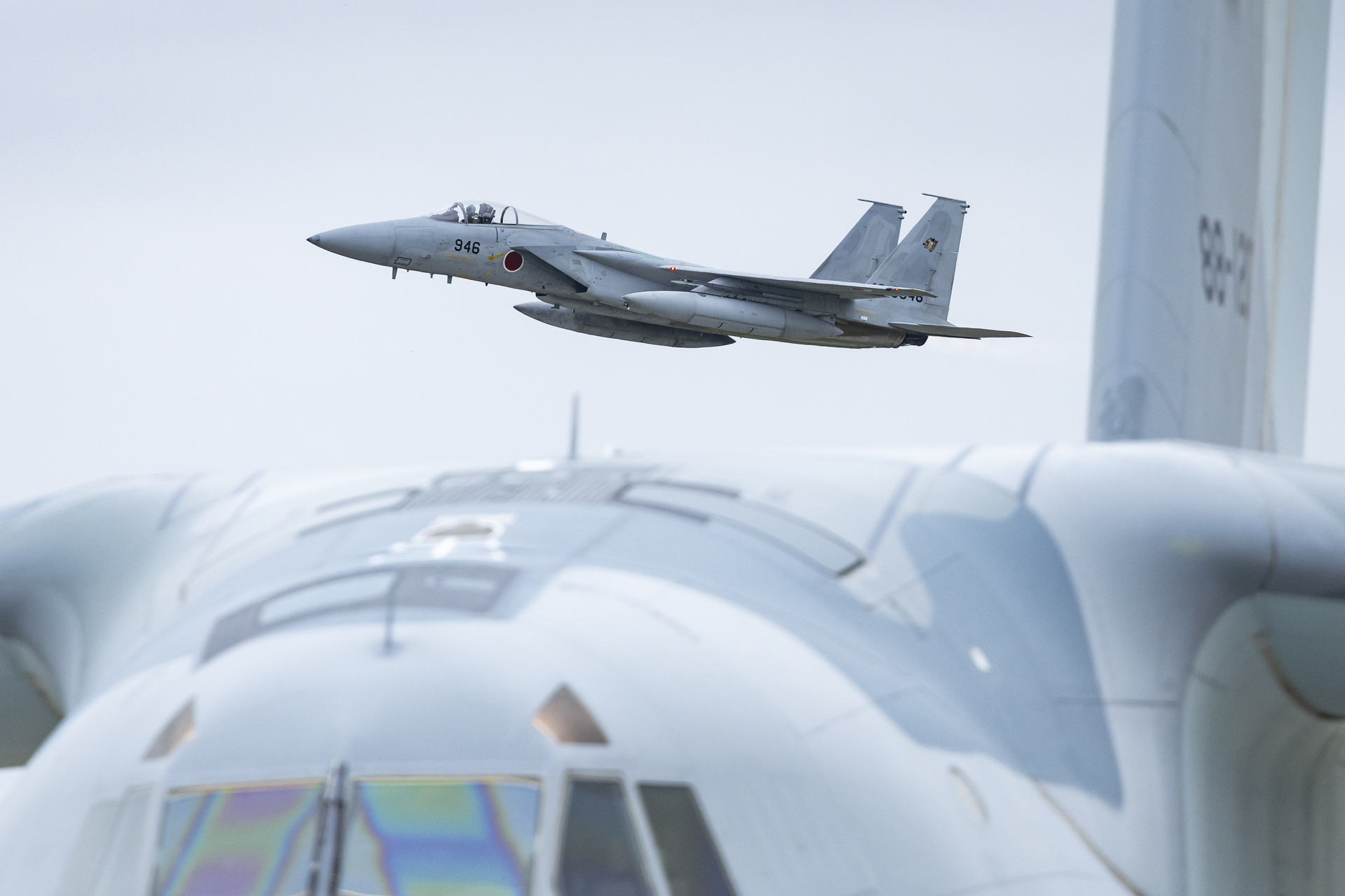 地上展示されていた入間基地のC-2輸送機と千歳基地のF-15。昨年は第201飛行隊のF-15が訓練展示を行った（2025年撮影）
