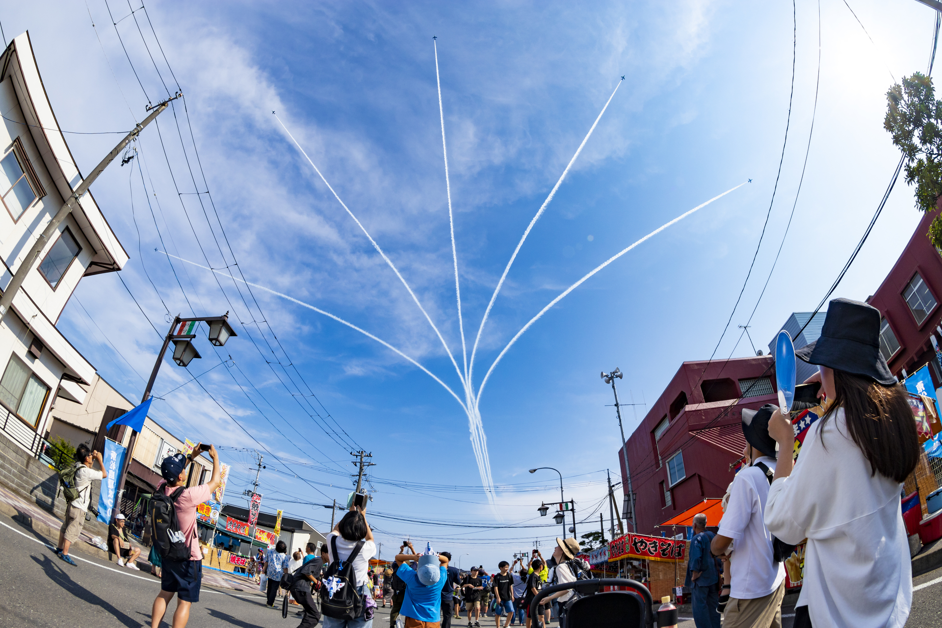 松島基地の前日に行われていた東松島夏まつりは今年は秋まつりとなり、ブルーインパルスの展示飛行も予定されている（2024年撮影）