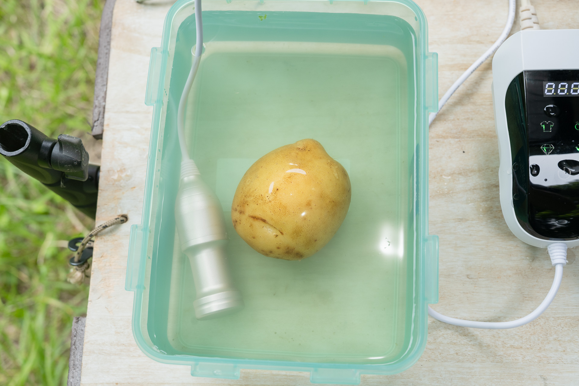 プラスチック容器は2L。もっと小さい容器を使えば水の量を減らせた