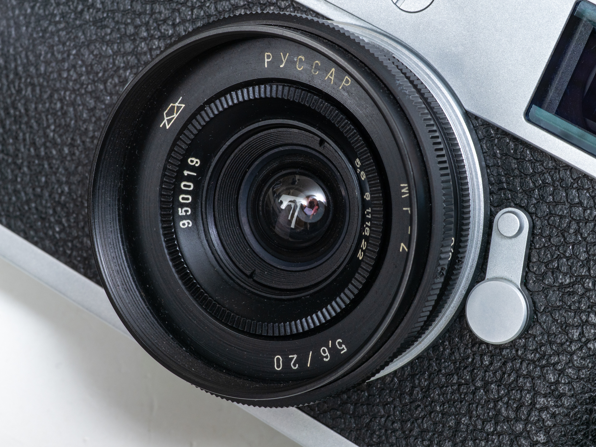 ライカM11-Pに装着してみます。パンケーキタイプですが、フォーカスリングは意外に操作しやすいですね。第1面をみるとほとんど球ですね。