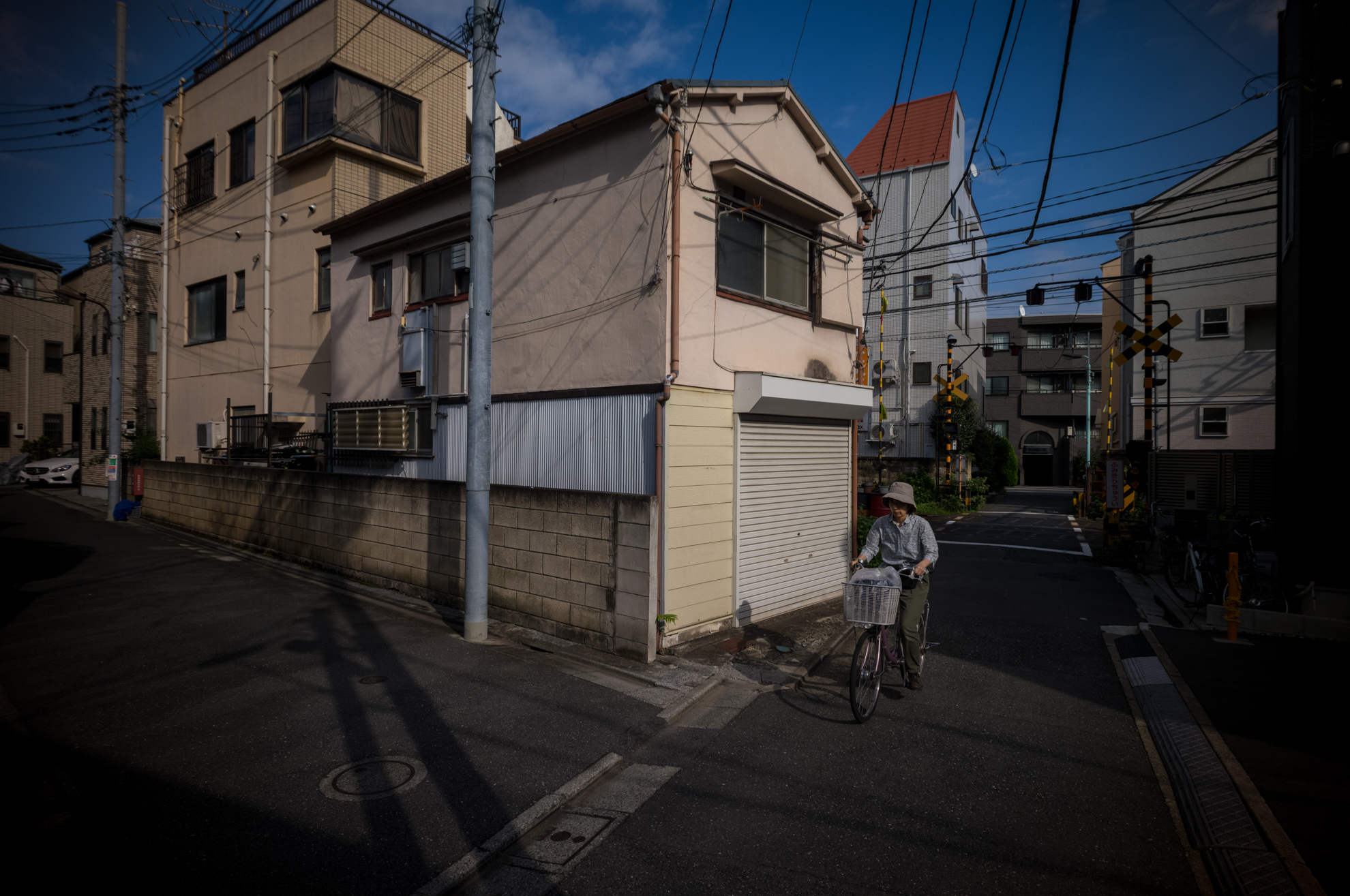 いまや20mmくらいだと「超広角」とは呼びたくない人もいるようですが、やはり独自の印象ですね。<br><span class="fnt-85">ライカM11-P／ルサール MP-2 20mm F5.6／20mm／絞り優先AE（1/1,250秒、F8、−0.7EV）／ISO 400</span>