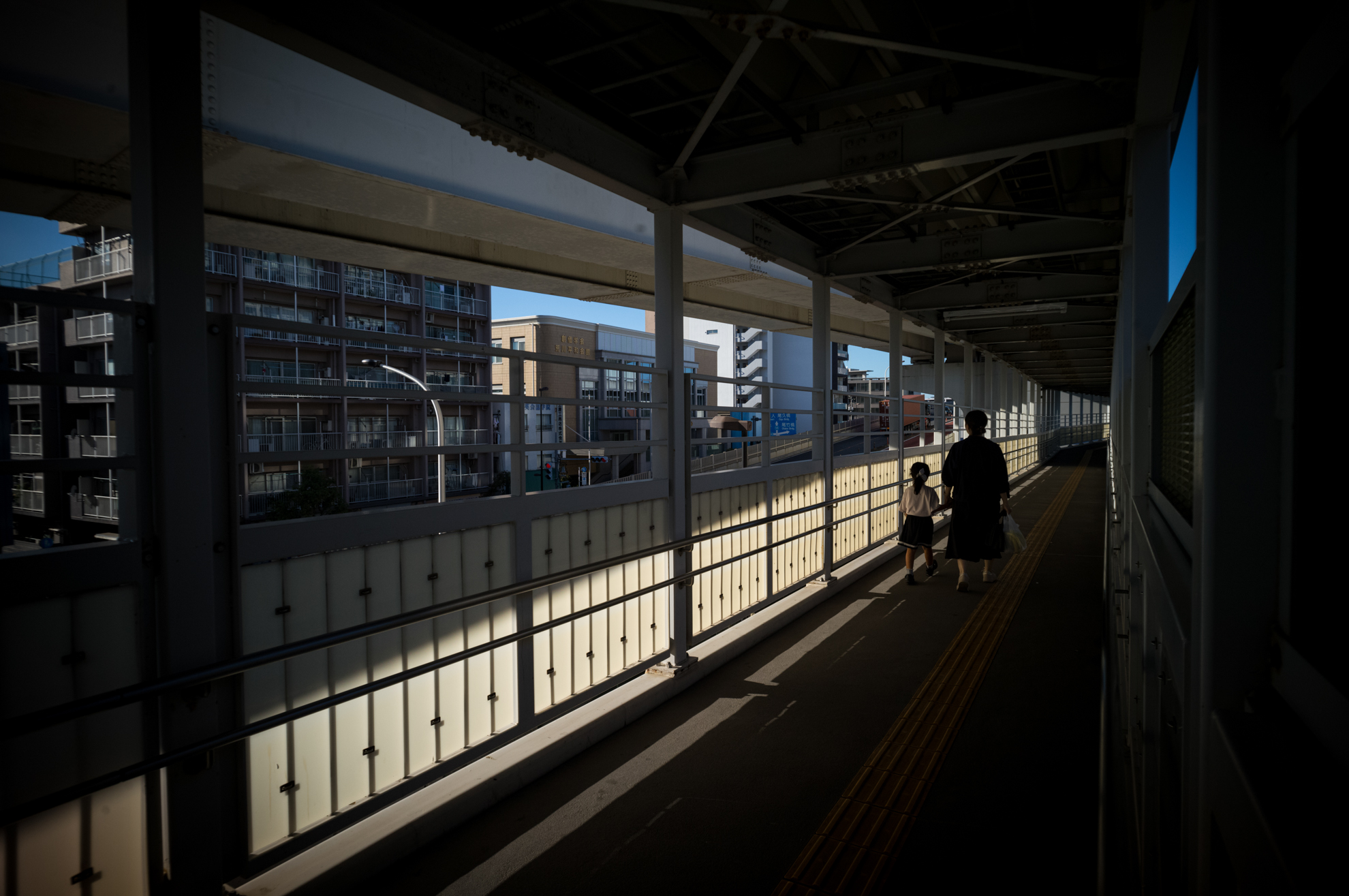 たまたまかもしれませんが、予想よりも“シャドーを拾う” という印象です。<br><span class="fnt-85">ライカM11-P／ルサール MP-2 20mm F5.6／20mm／マニュアル露出（1/1,000秒、F8）／ISO 400</span>