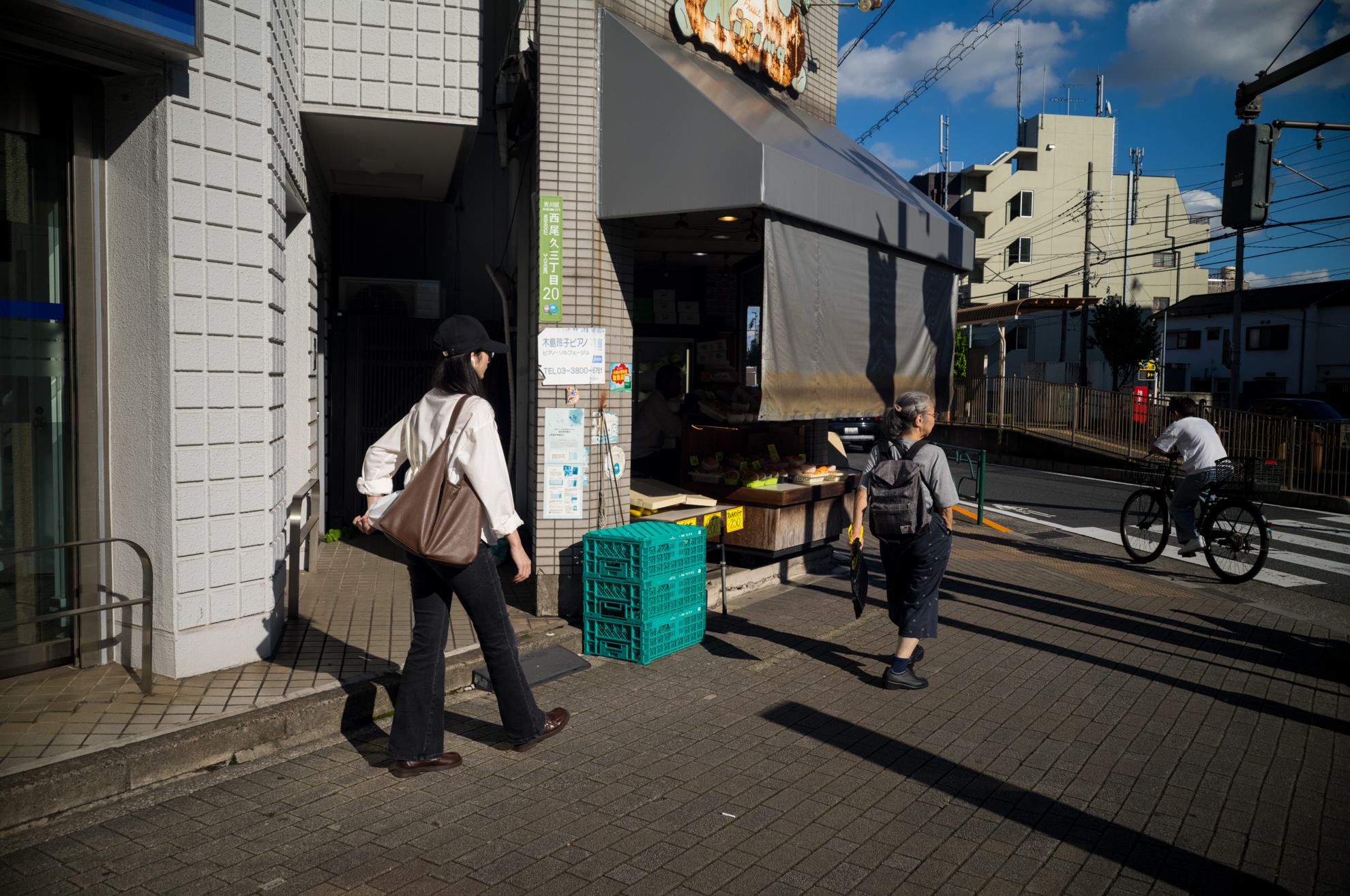 コントラスト高い条件ですが、どこかに緩さを感じさせるのが、本レンズの特徴かもしれません。取り立てて欠点という感じもなく。<br><span class="fnt-85">ライカM11-P／オリオン-15 28mm F6／28mm／マニュアル露出（1/1,000秒、F8）／ISO 400</span>