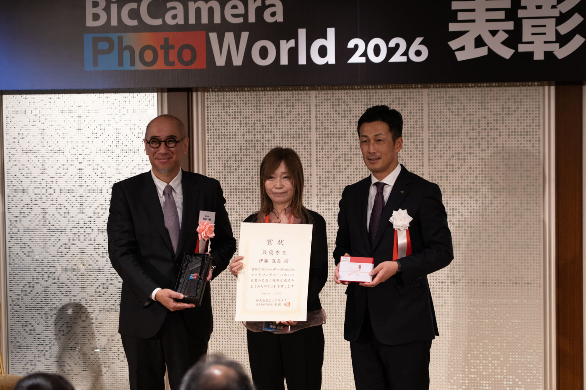 左から審査委員長の熊切大輔氏、最優秀賞の伊藤直美氏、秋保徹代表取締役社長