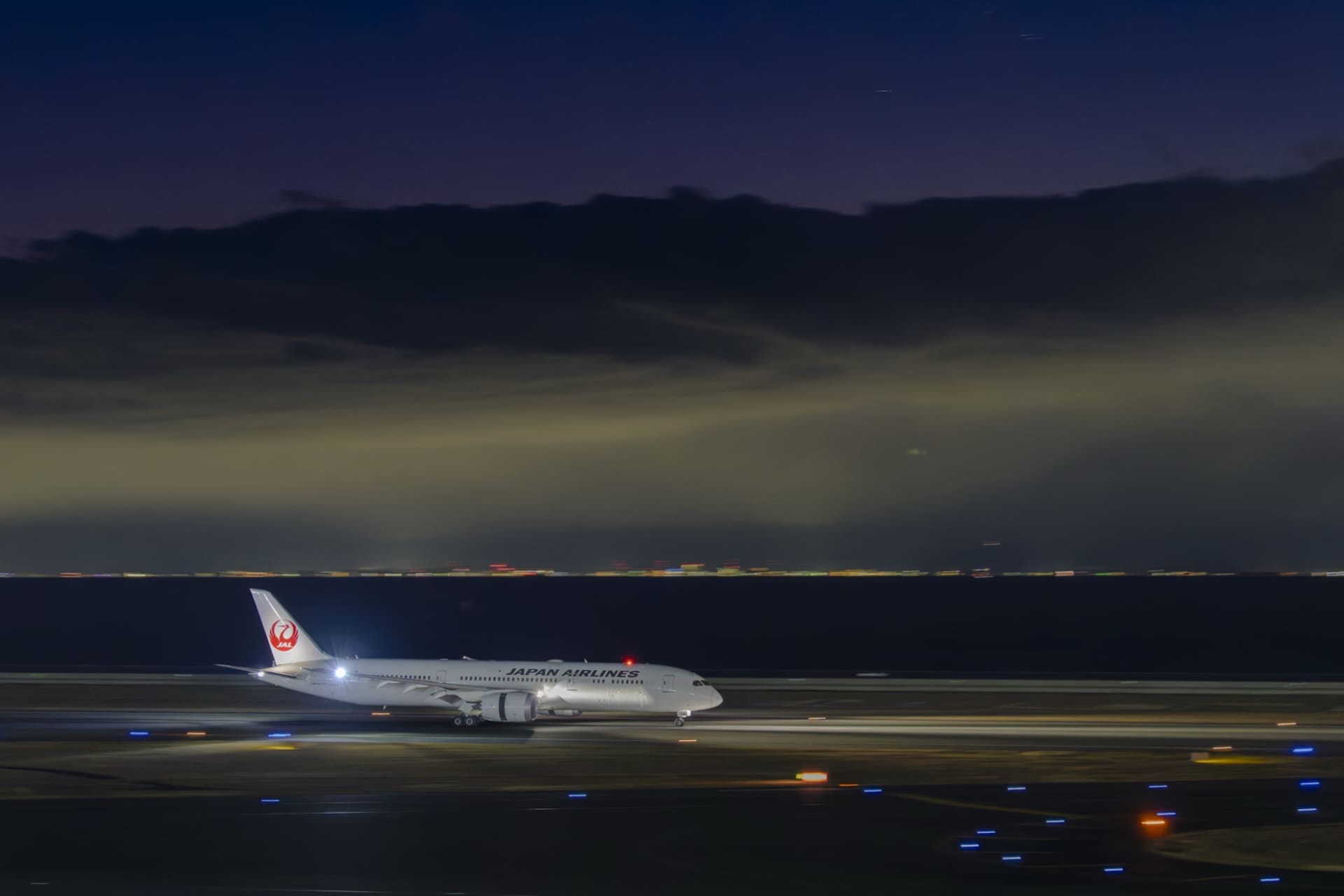 最優秀賞 撮影：渡邉崇氏（愛知県）<br>ニコン Z8／NIKKOR Z 70-200mm f/2.8 VR S／ISO 6400／1/13秒／F2.8／WB: オート／撮影場所: スカイデッキ／コメント: 鈴鹿市内の街明かりが高度の低い雲に反射し、オーロラのようでした。