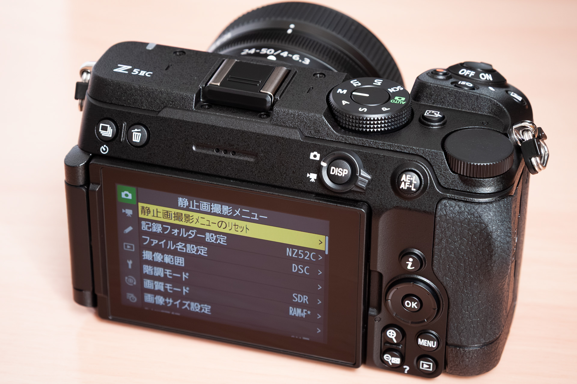 背面はサブセレクターが省略された。なおZ5IIのAF-ONだったボタンは表記が変わったが、割り当て変更で親指AFも可能