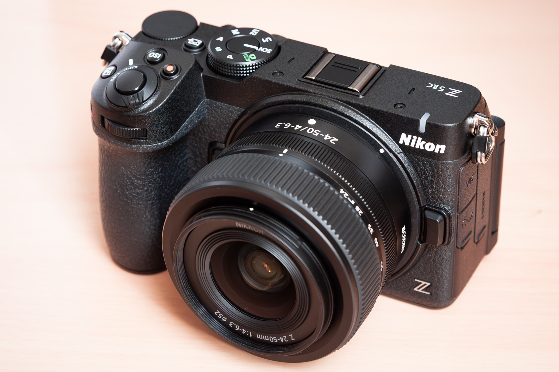 キットレンズの「NIKKOR Z 24-50mm f/4-6.3」を装着
