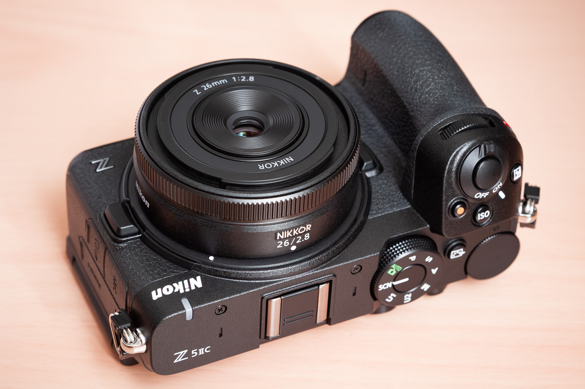 パンケーキタイプの「NIKKOR Z 26mm f/2.8」を装着