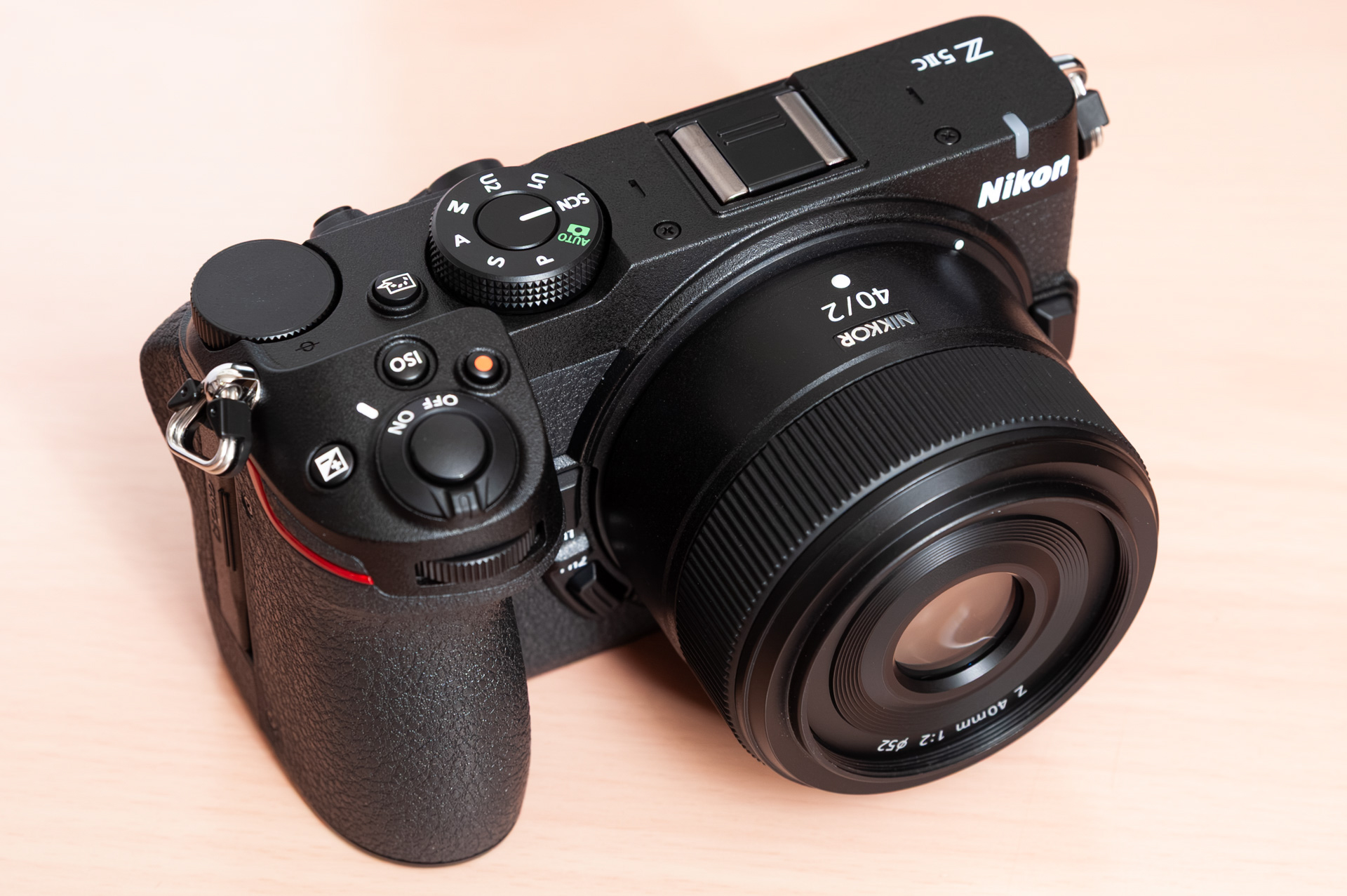明るい単焦点レンズ「NIKKOR Z 40mm f/2」を装着