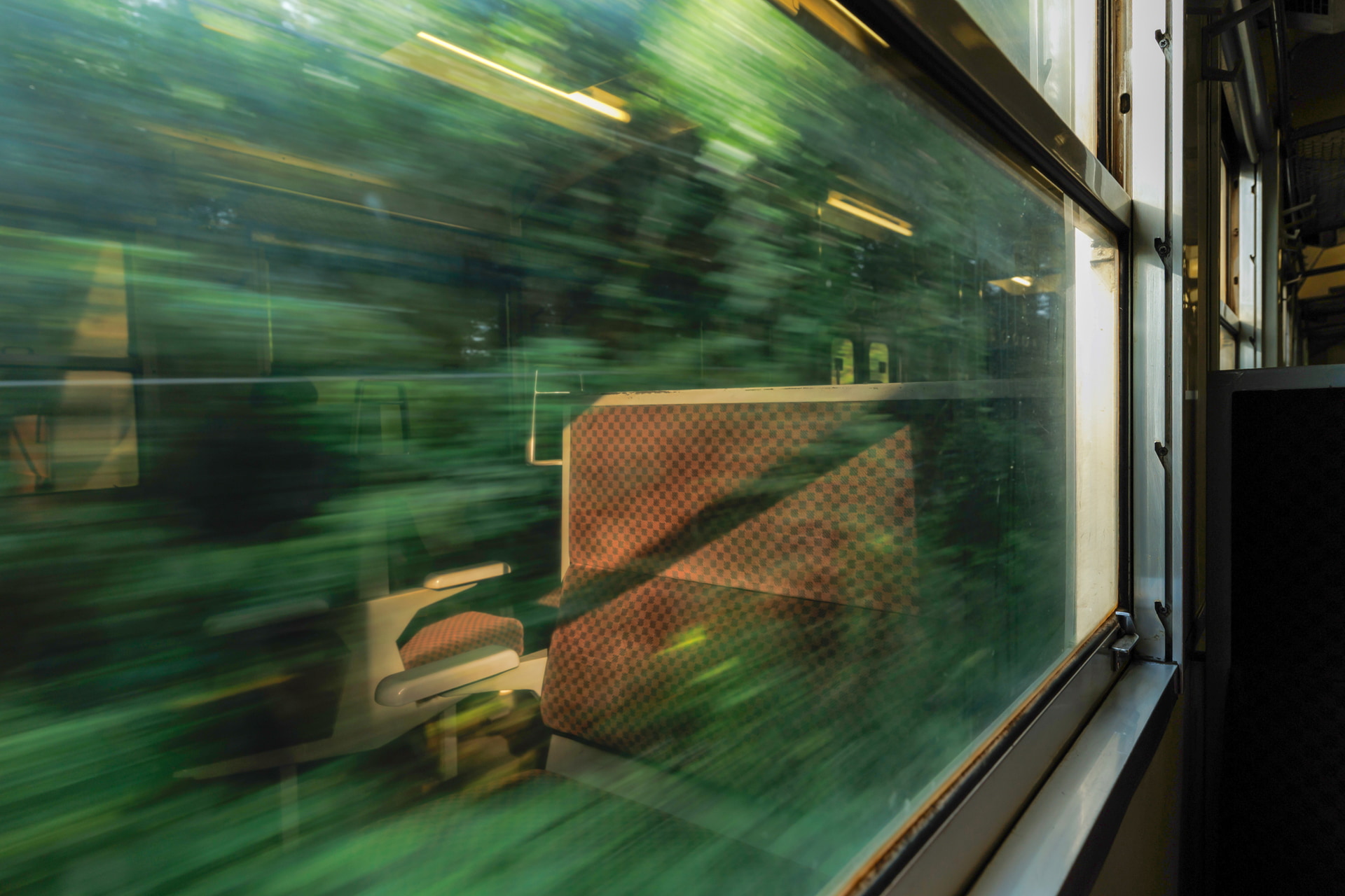 列車の揺れは旅情の観点からすると心地良さとなるが、撮影の観点では厳しい環境でしかない。線路の継ぎ目を通過する振動を意識しながらこれまでは対応してきたが、高度な手ブレ補正機構によってそのような心配はなくなった。車窓の風景を流したい場面もあり、必然的にスローシャッターとなるが、そのような環境でも意図したイメージ通りに捉えられる<br><span class="fnt-85">キヤノン EOS R8 Mark II／RF16-28mm F2.8 IS STM／20mm／マニュアル露出（F5.6、1/40秒）／ISO 50／WB：オート／JR肥薩線</span>