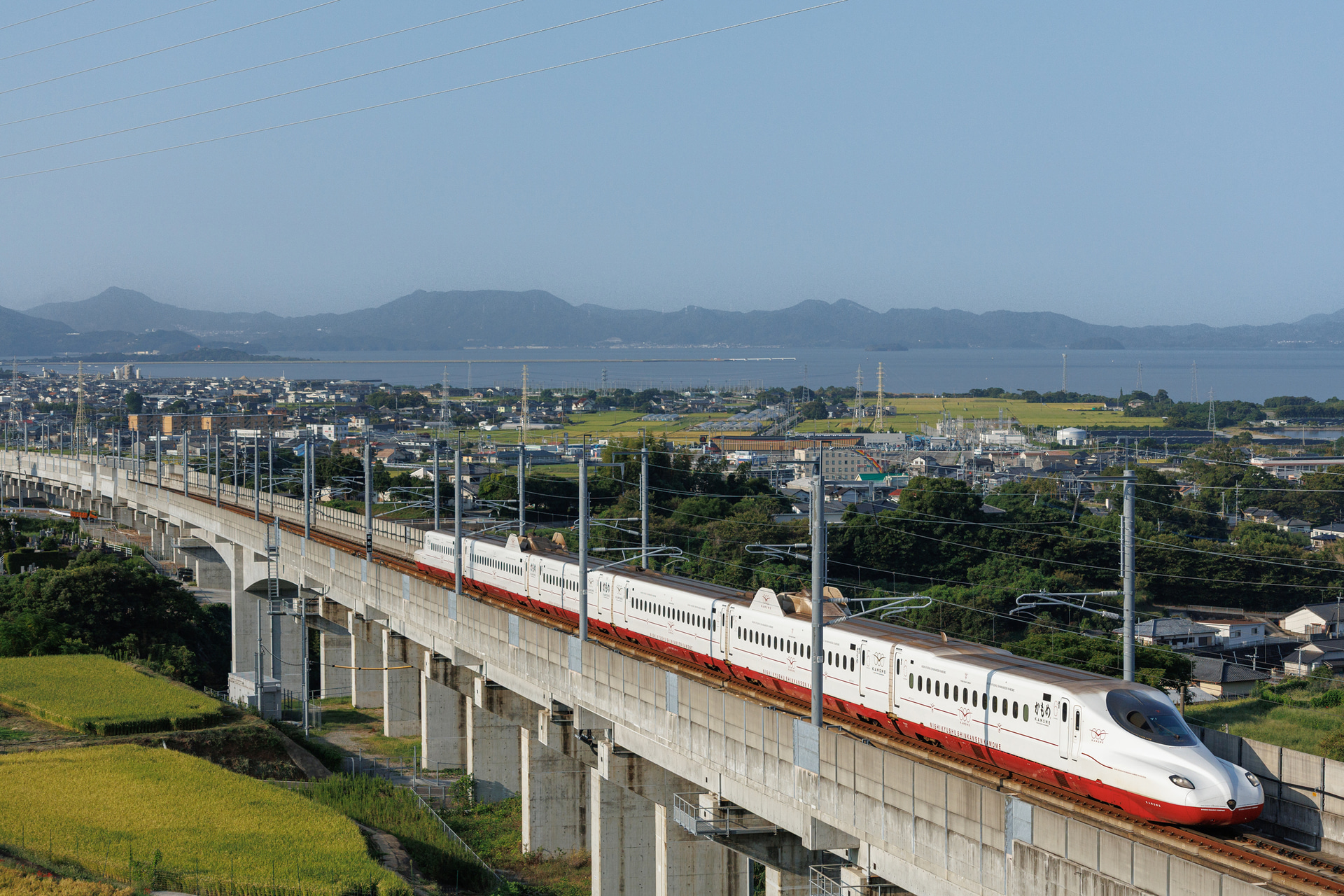 風景的な表現をするなら、メインとなる車両はもちろん、周囲の風景のディテールも重要となる。頭を垂れる稲穂の描写や車両前面の立体感など、どこまで克明に表現できているかで作品のクオリティーに違いが生じる。車両に刻まれた細かいロゴなどの細部は、鮮明に描き出したい要素である<br><span class="fnt-85">キヤノン EOS R8 Mark II／RF70-200mm F4 L IS USM／81mm／マニュアル露出（F5、1/2,500秒）／ISO 800／WB：オート／JR西九州新幹線</span>
