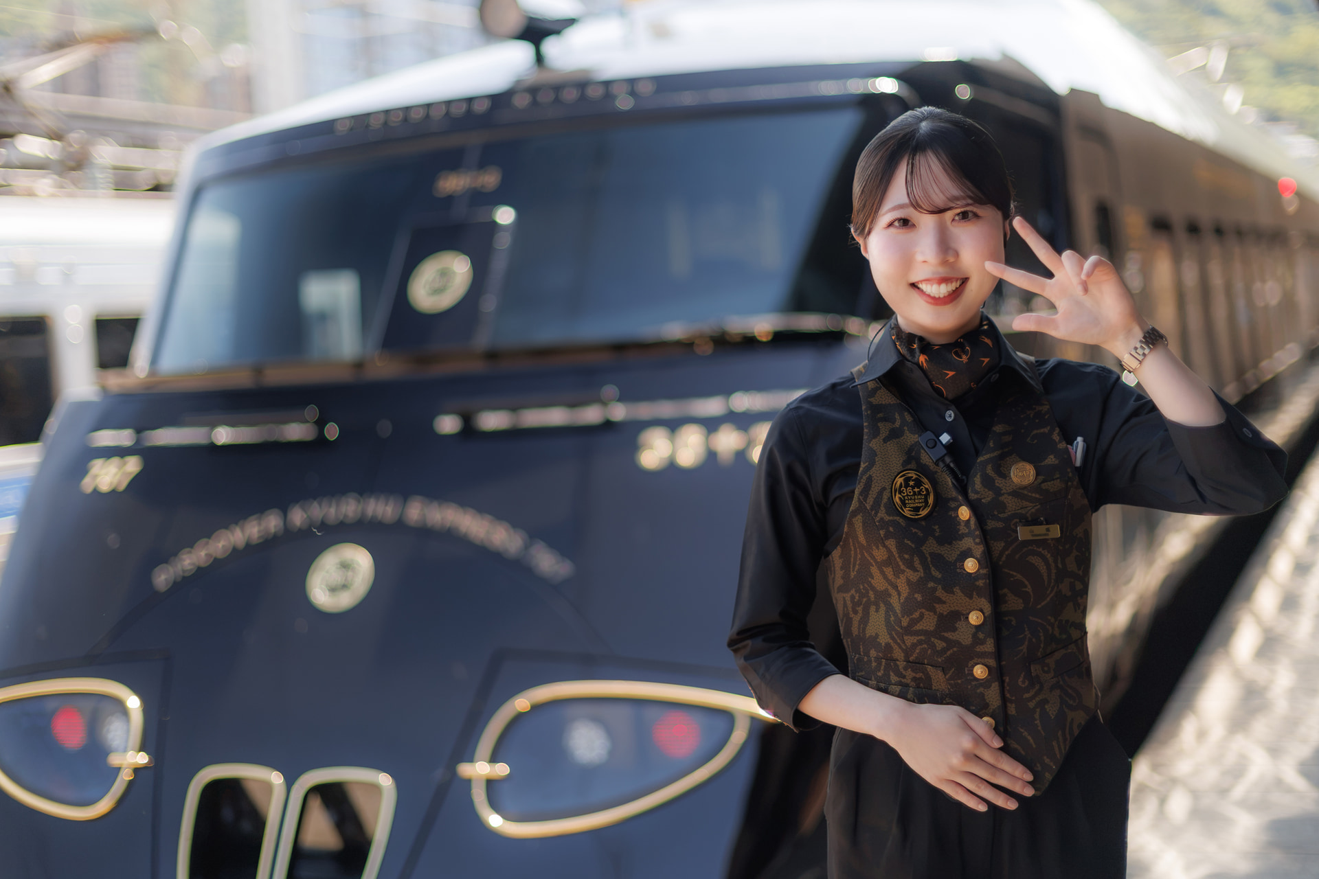 旅を盛り上げてくれる乗務員との記念スナップ。コンパクトなカメラは被写体への圧迫感も少なく、自然な表情でシャッターを切らせてもらえた<br><span class="fnt-85">キヤノン EOS R8 Mark II／RF45mm F1.2 STM／45mm／マニュアル露出（F1.2、1/2,500秒）／ISO 500／WB：オート／JR鹿児島本線</span>