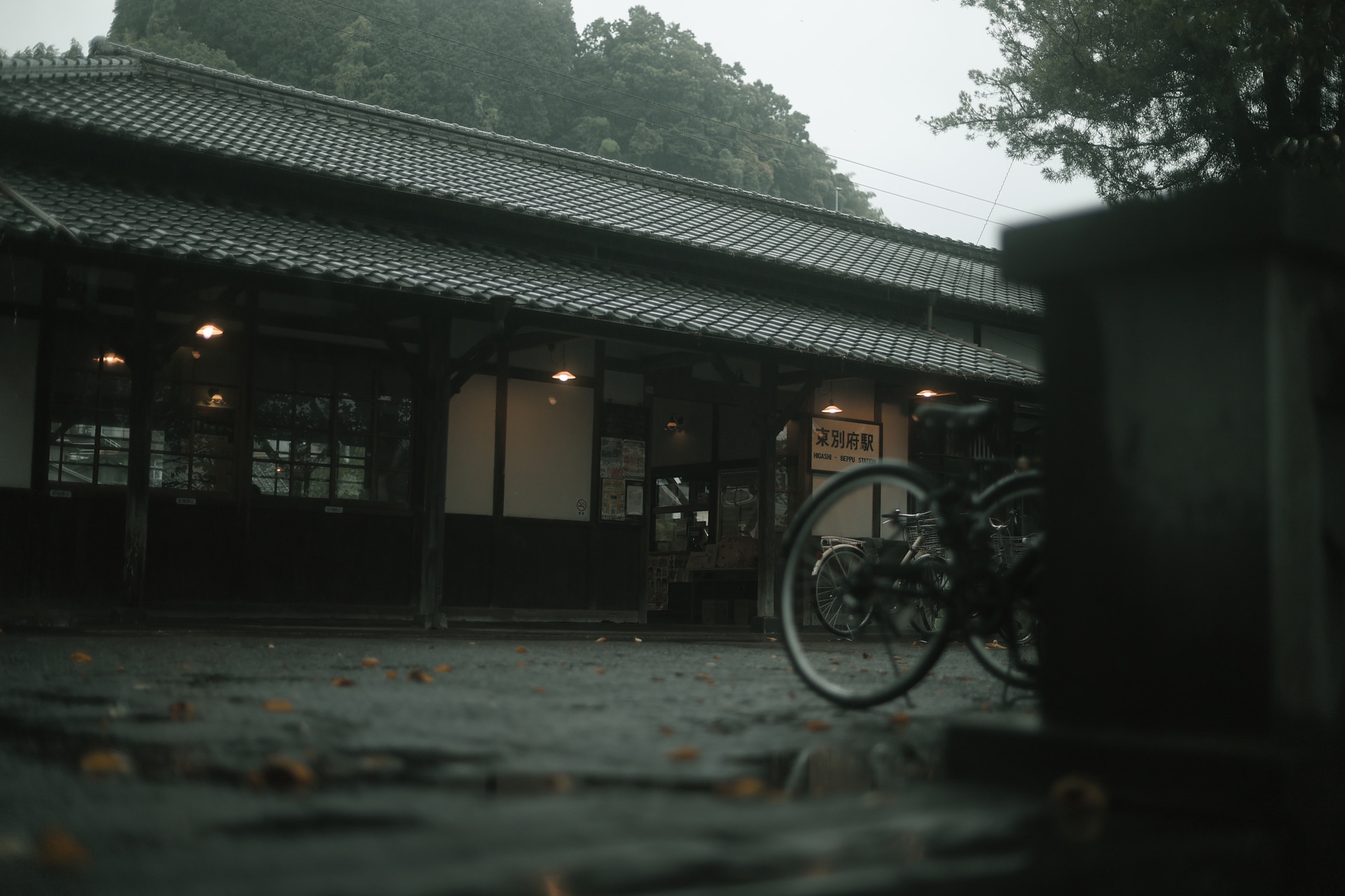 雨露にぬれる歴史を感じる駅舎。地面にたたきつける雨粒と幻想的な雨霧が印象的で、NegativeFilmtoneを使い情緒的に仕上げた<br><span class="fnt-85">キヤノン EOS R8 Mark II／RF45mm F1.2 STM／45mm／マニュアル露出（F1.2、1/100秒）／ISO 125／WB：オート／JR日豊本線</span>