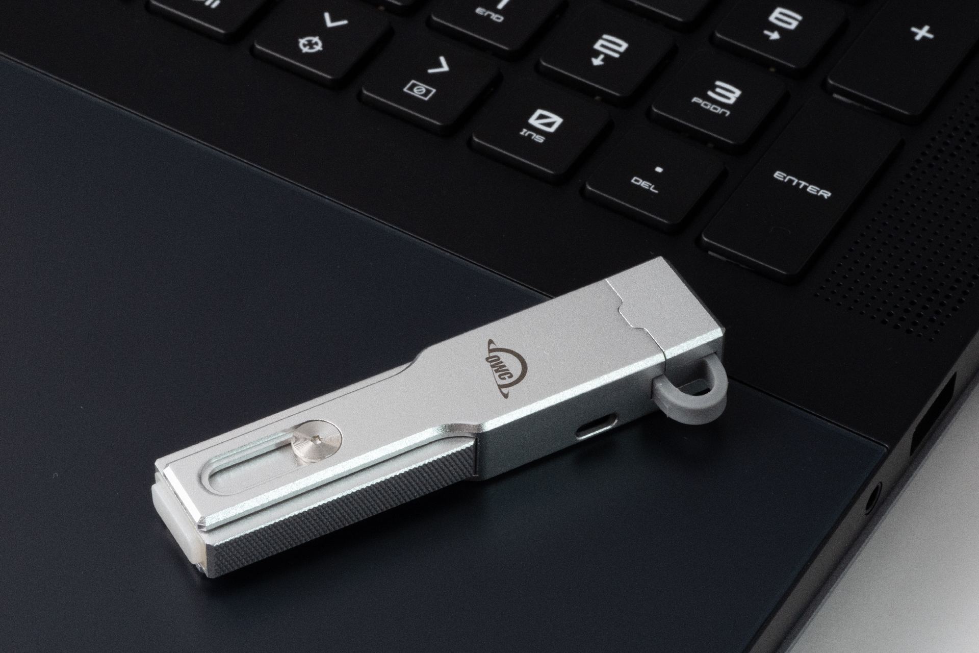 剛性感のあるアルミボディで、モバイル用途に最適。