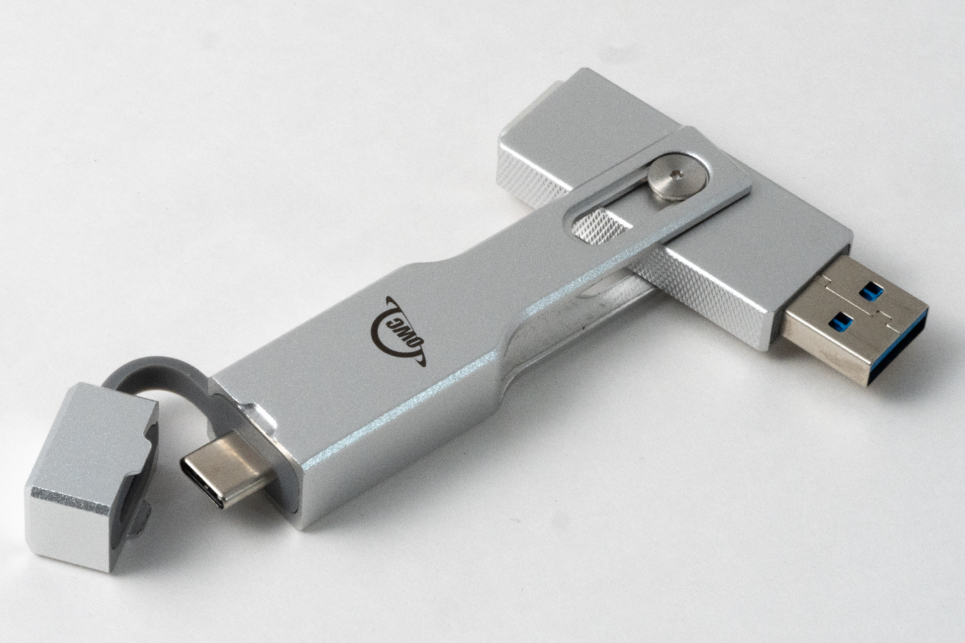 スライド式の回転機構により、USB Type-CとType-Aに対応。Type-Aとして使う場合も、スティック状に固定できる。