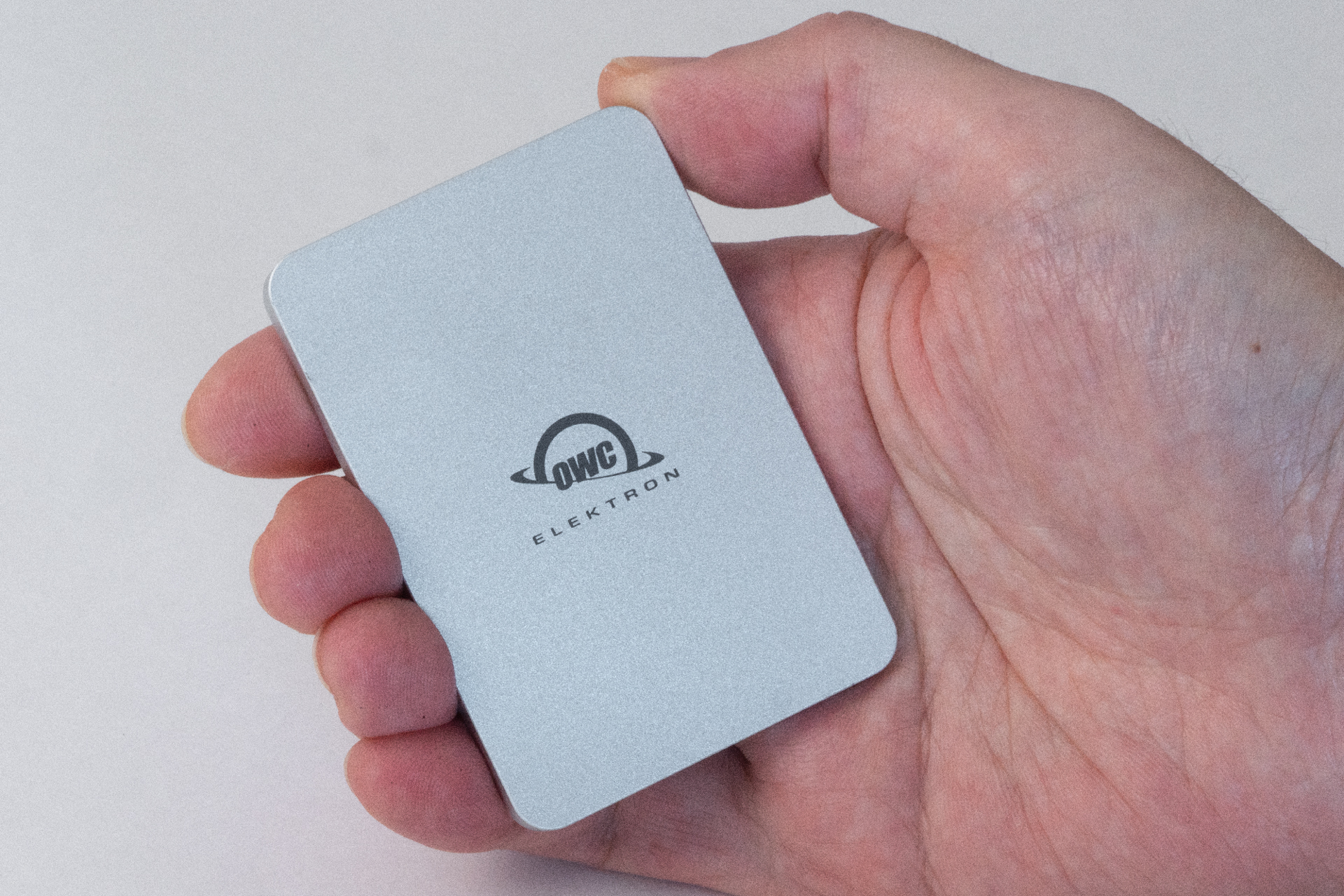 このサイズ感で最大4TBまで持ち運べる。ケーブル別体型なので、据え置き用途としても活用しやすい。