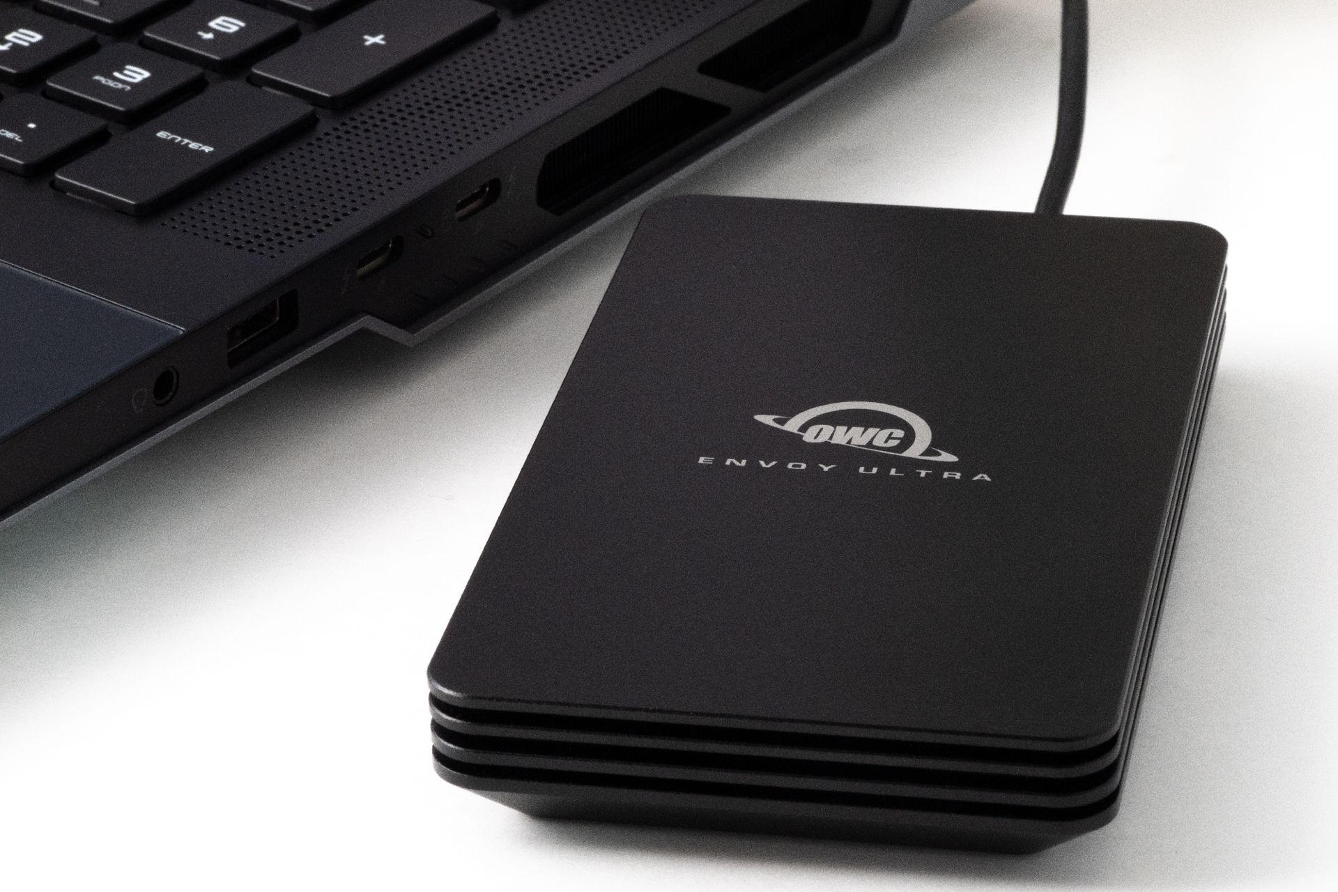 OWC製品の中でもモバイル用途における最上位モデル。Thunderbolt 5対応環境で本格的な動画編集を行うなら有力な選択肢となる。