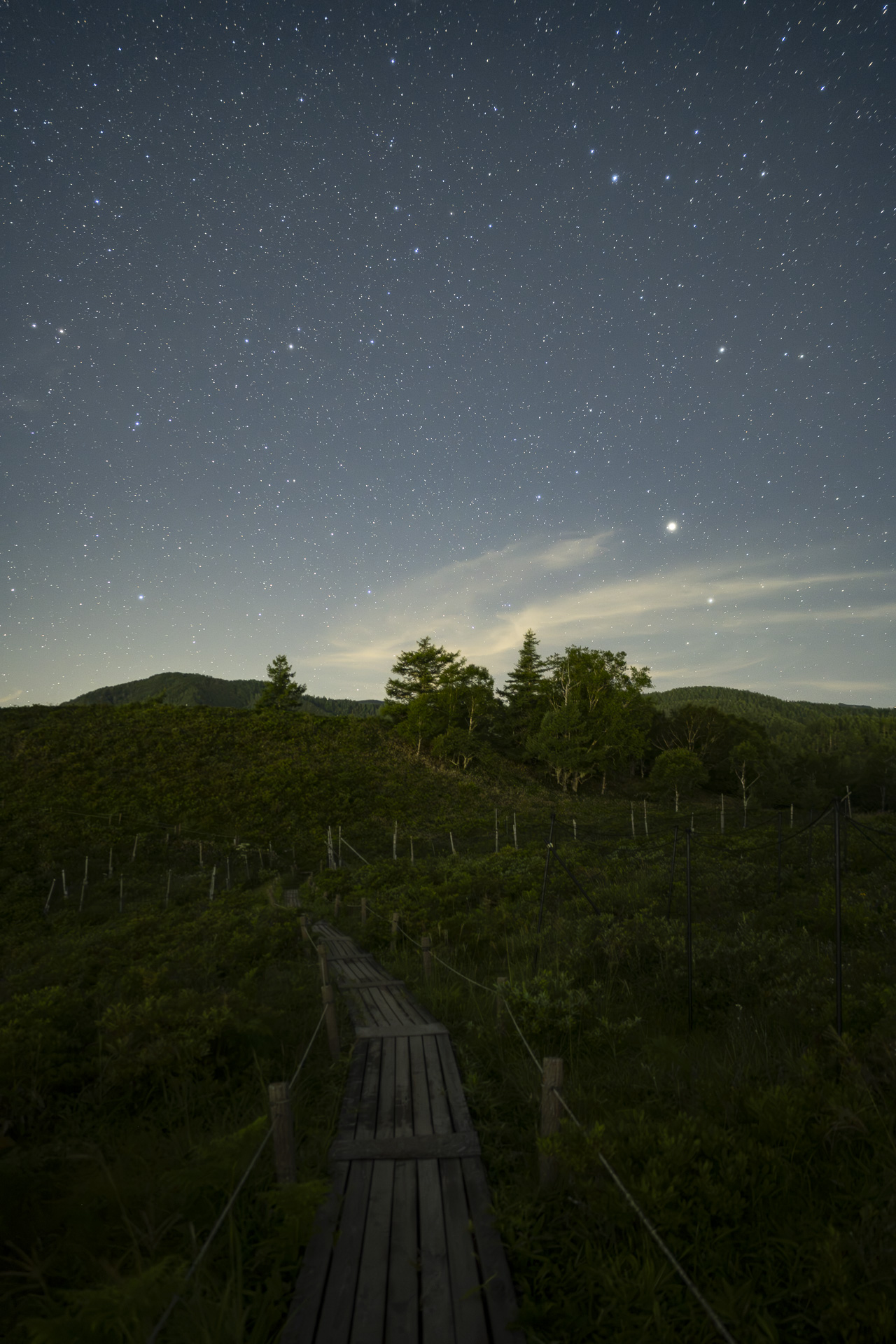 星景撮影をしながら登山道をゆっくり登る。夜間行動のリスクは非常に高いため、念入りな準備と自制が欠かせない