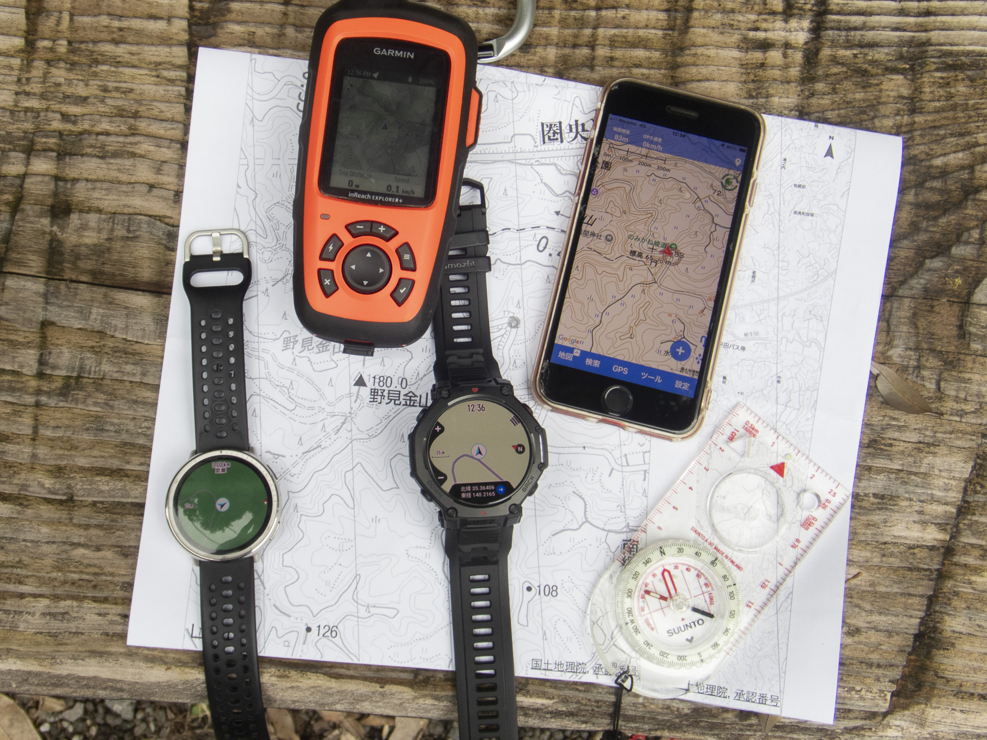 テスト機材一式。T-Rex 3 Pro、Active 2、iPhone（スーパー地形アプリ）、紙地図＆コンパス。オレンジ色の端末は衛星通信ができるハンディGPS「GARMIN inReach」（今回はおまけ携行のため解説は割愛）