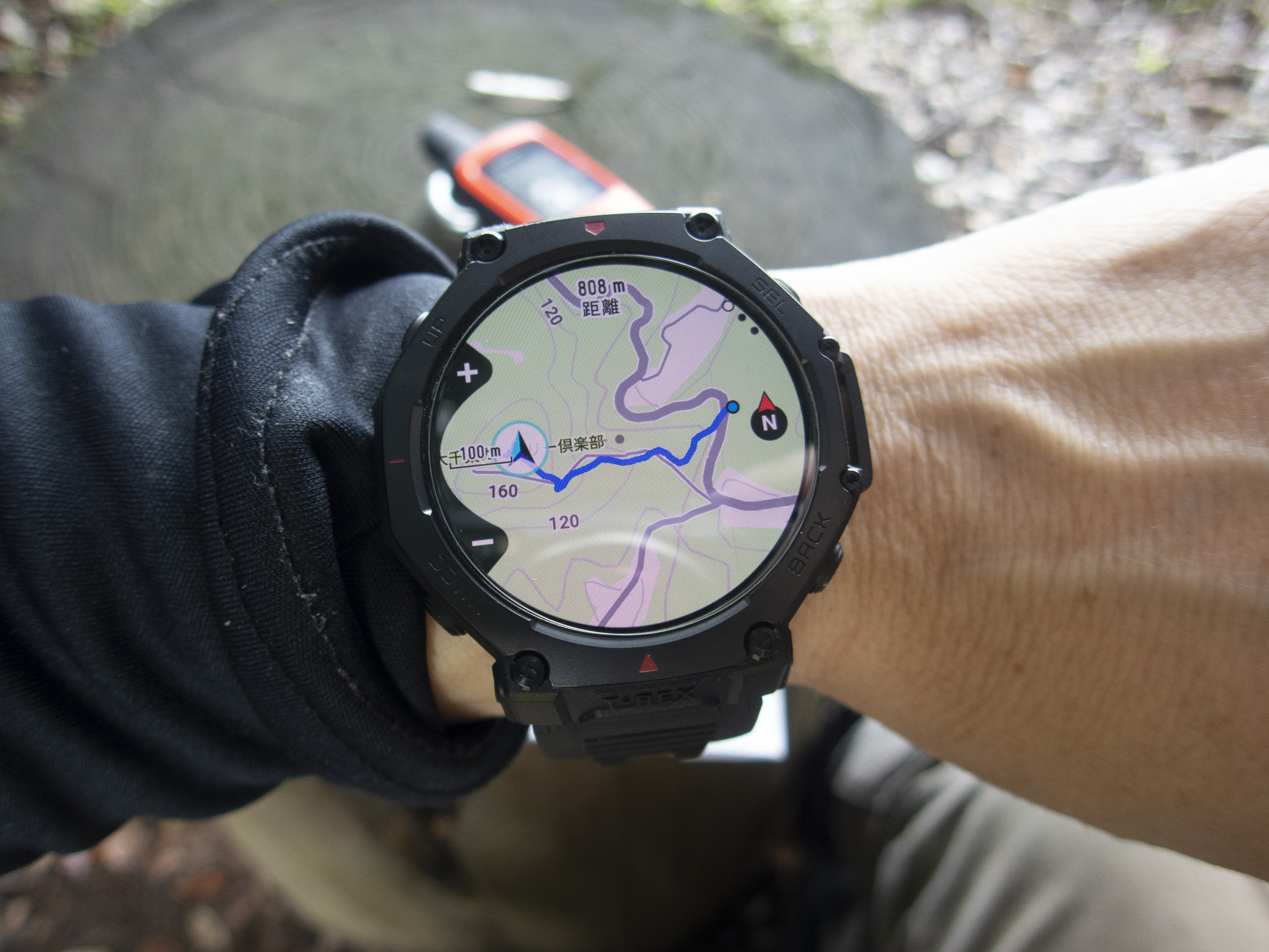 Amazfit T-Rex 3 Proの画面。等高線（コンターライン）が精密に描画され、周囲の地形と照らし合わせやすい