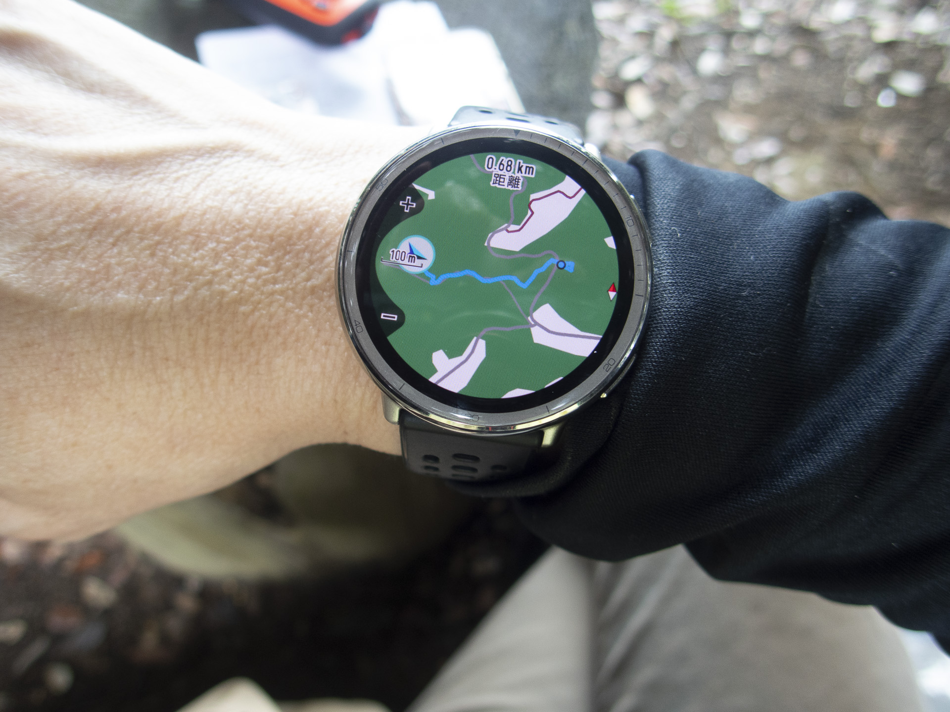 Amazfit Active 2の画面。市街地以外は緑1色のシンプルな表示となり、山中では現在地の地形把握が難しい