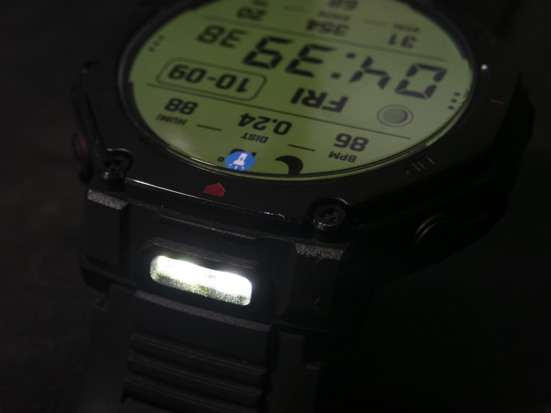 本体の12時側ベゼルに白色と赤色のLEDライトが内蔵されている。