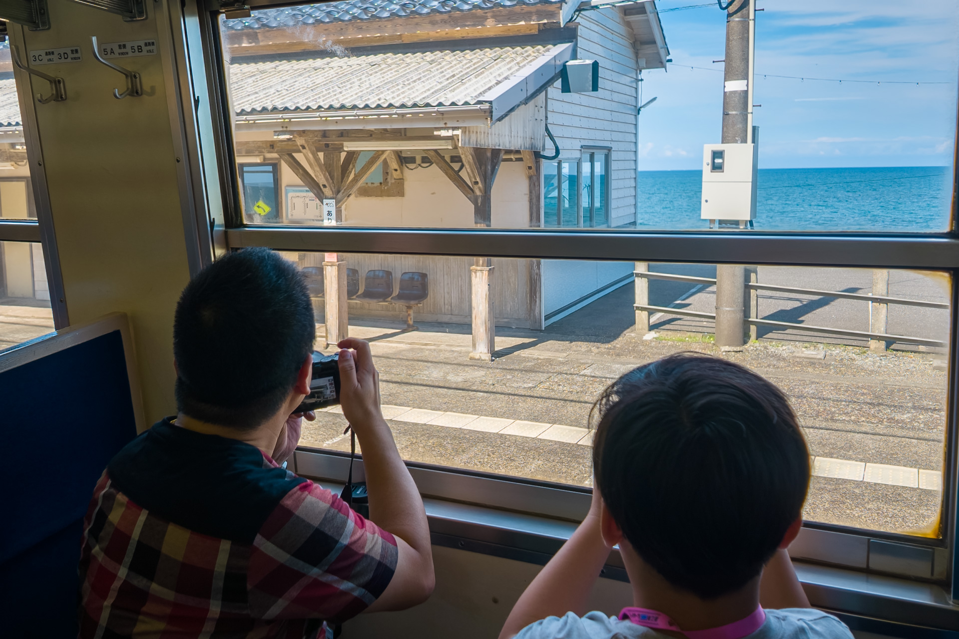 ほどなく、駅舎から海が見える有間川駅に到着。同ラインで一番の絶景ポイントとのこと
