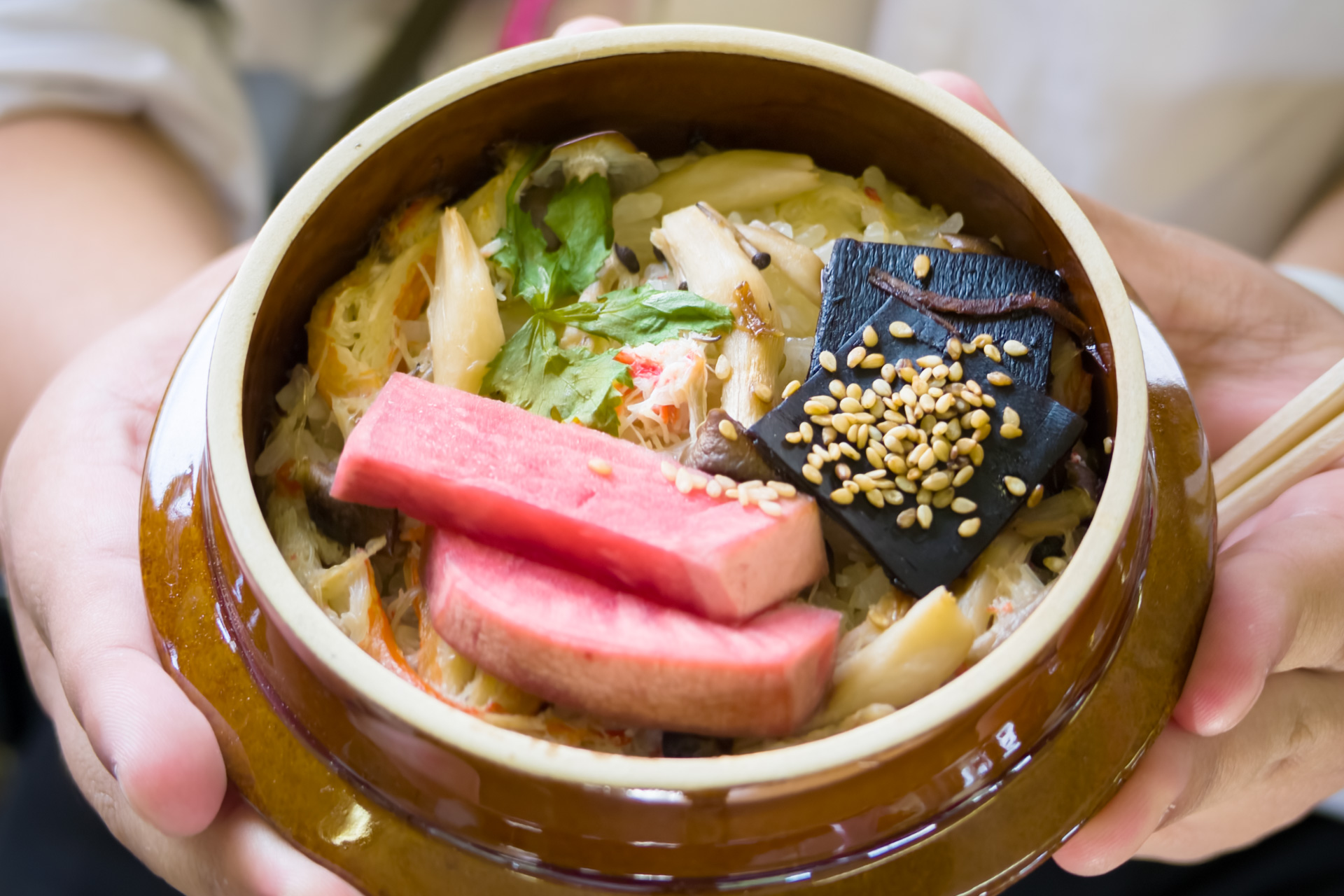 能生駅では駅弁「かに釜めし」が振る舞われた
