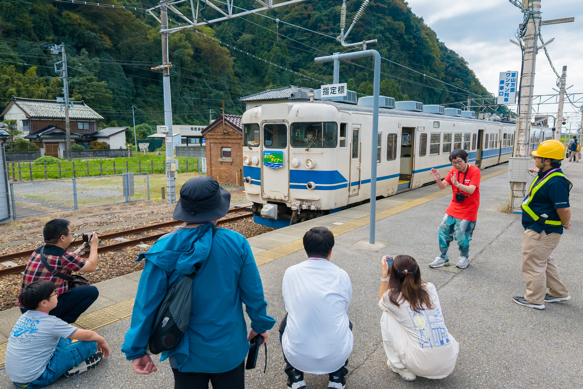 ヘッドマークの撮影をしながら、えちごトキめき鉄道添乗員の解説もあった