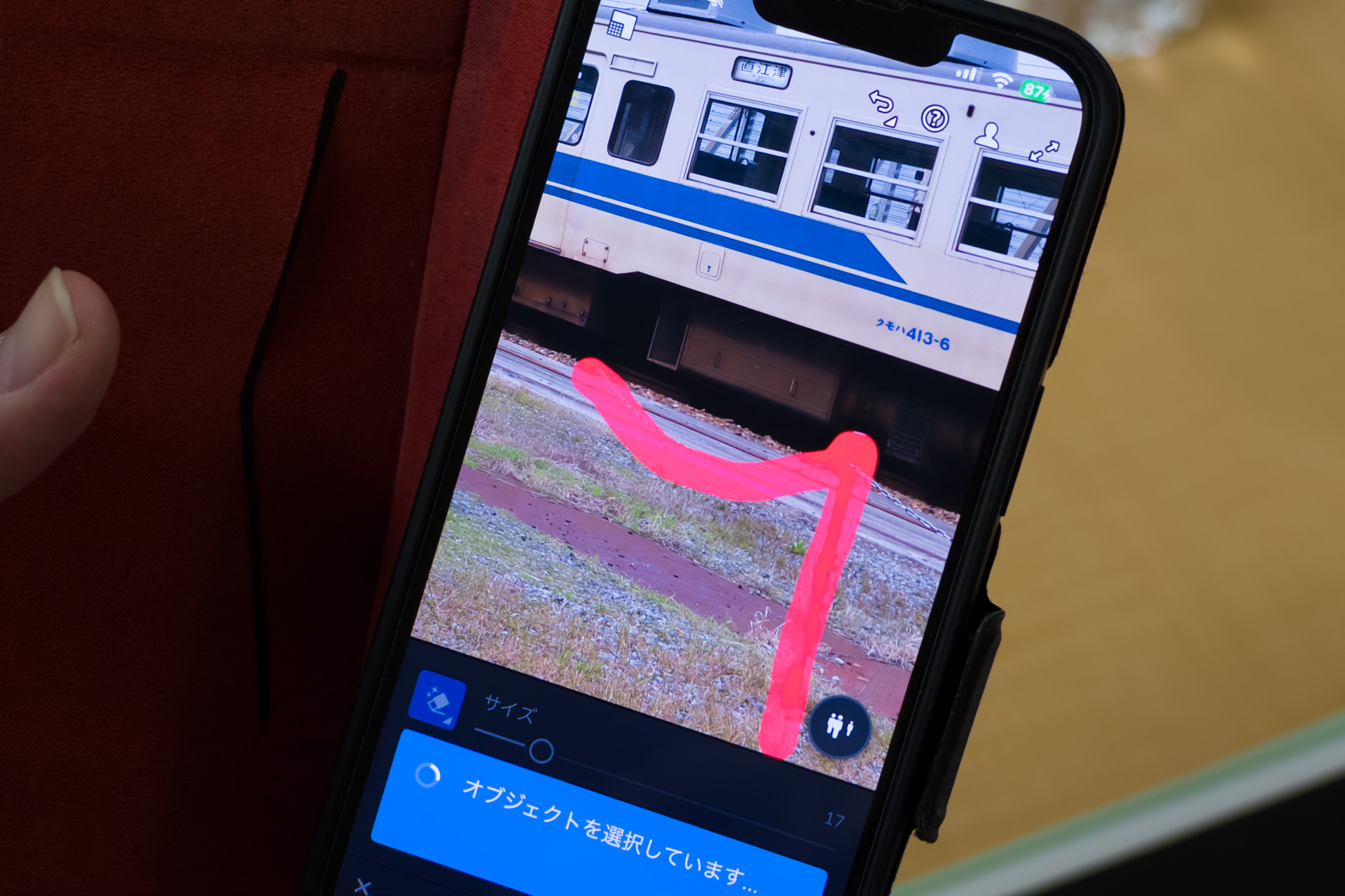 スマホ版のLightroomで手前の柵の消去にチャレンジする参加者