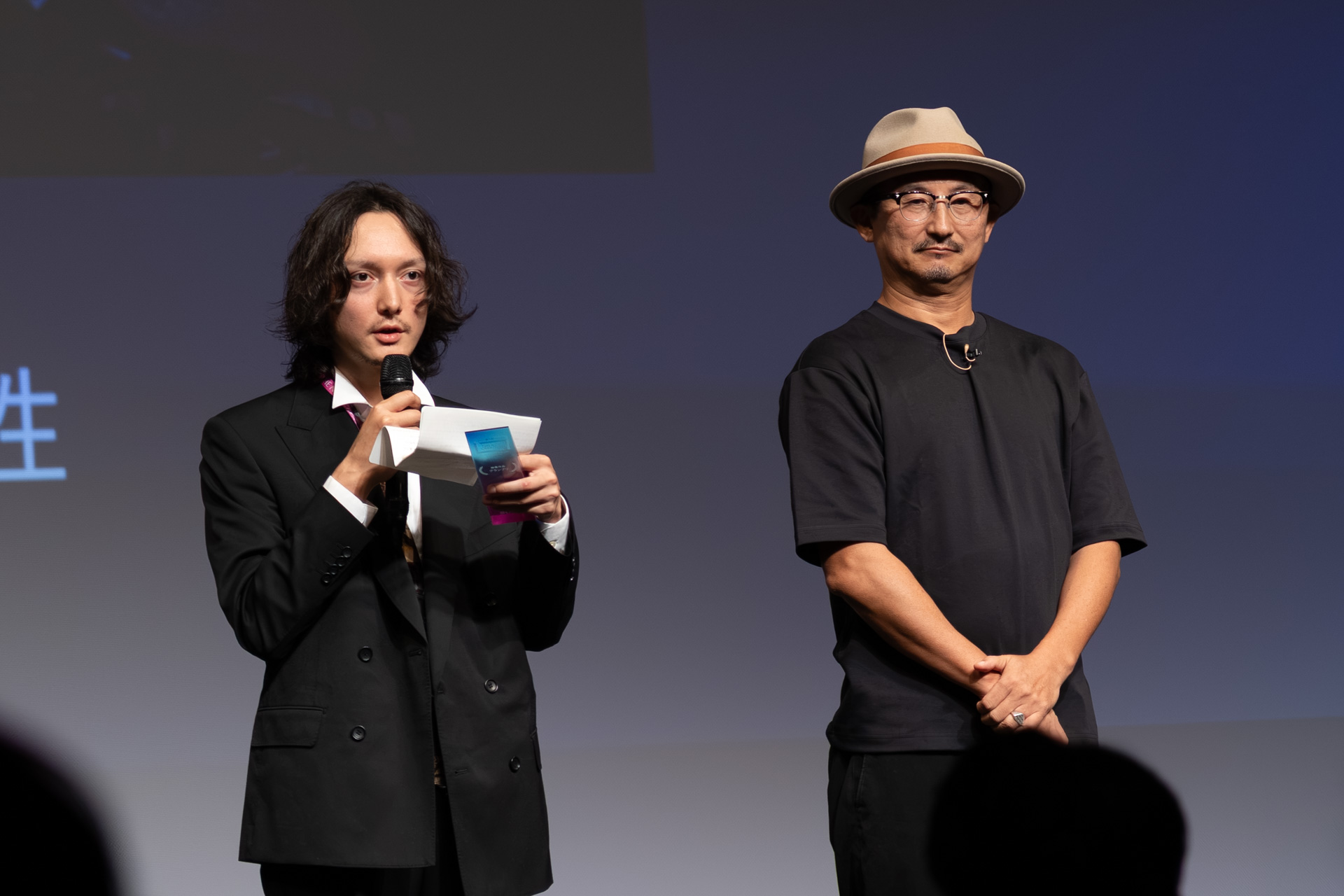 tsuririnさん（左）、審査員の大喜多正毅さん（右）