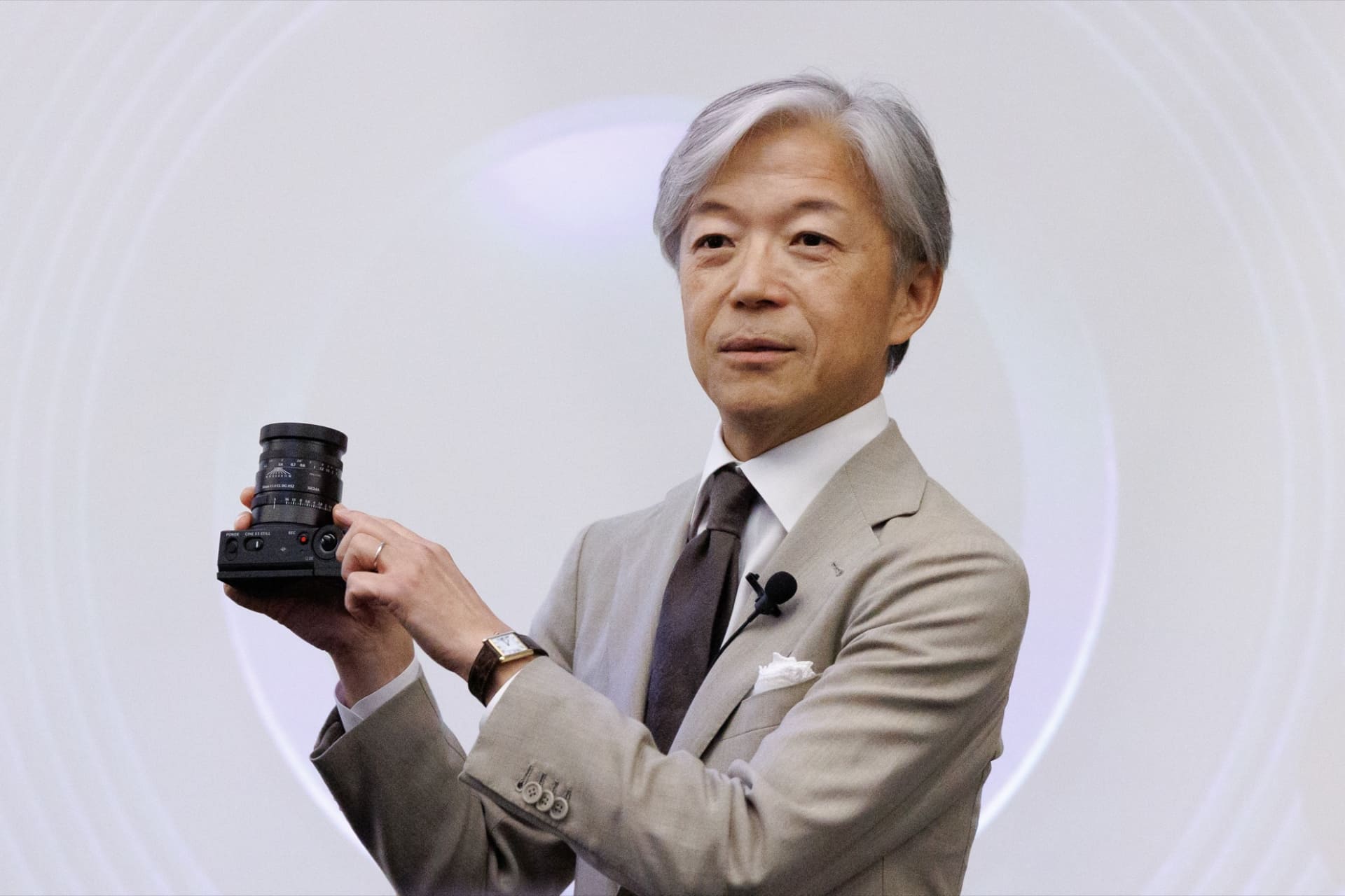 FP2を手にする株式会社シグマ代表取締役社長の山木和人氏