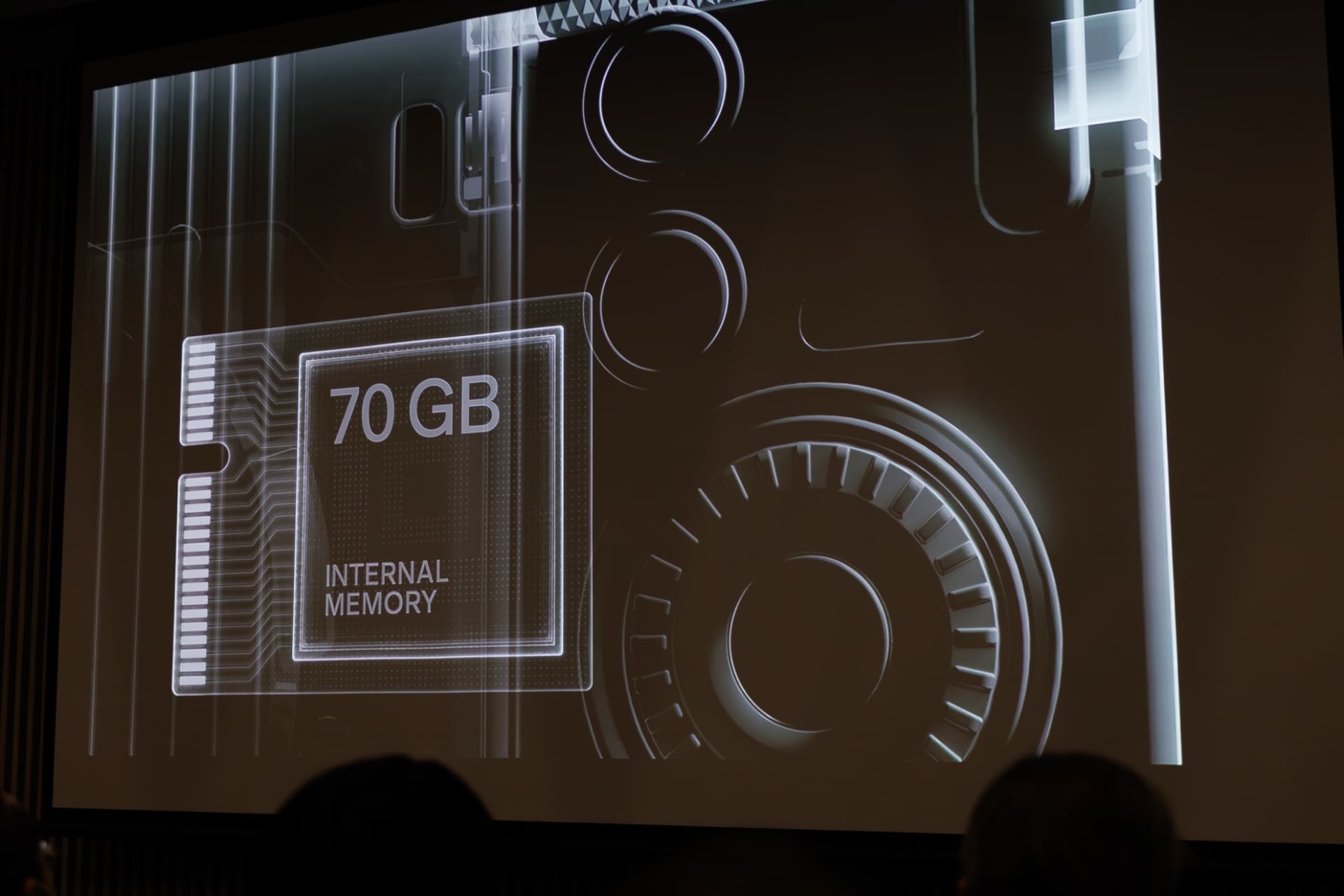 70GBの内蔵メモリーも搭載