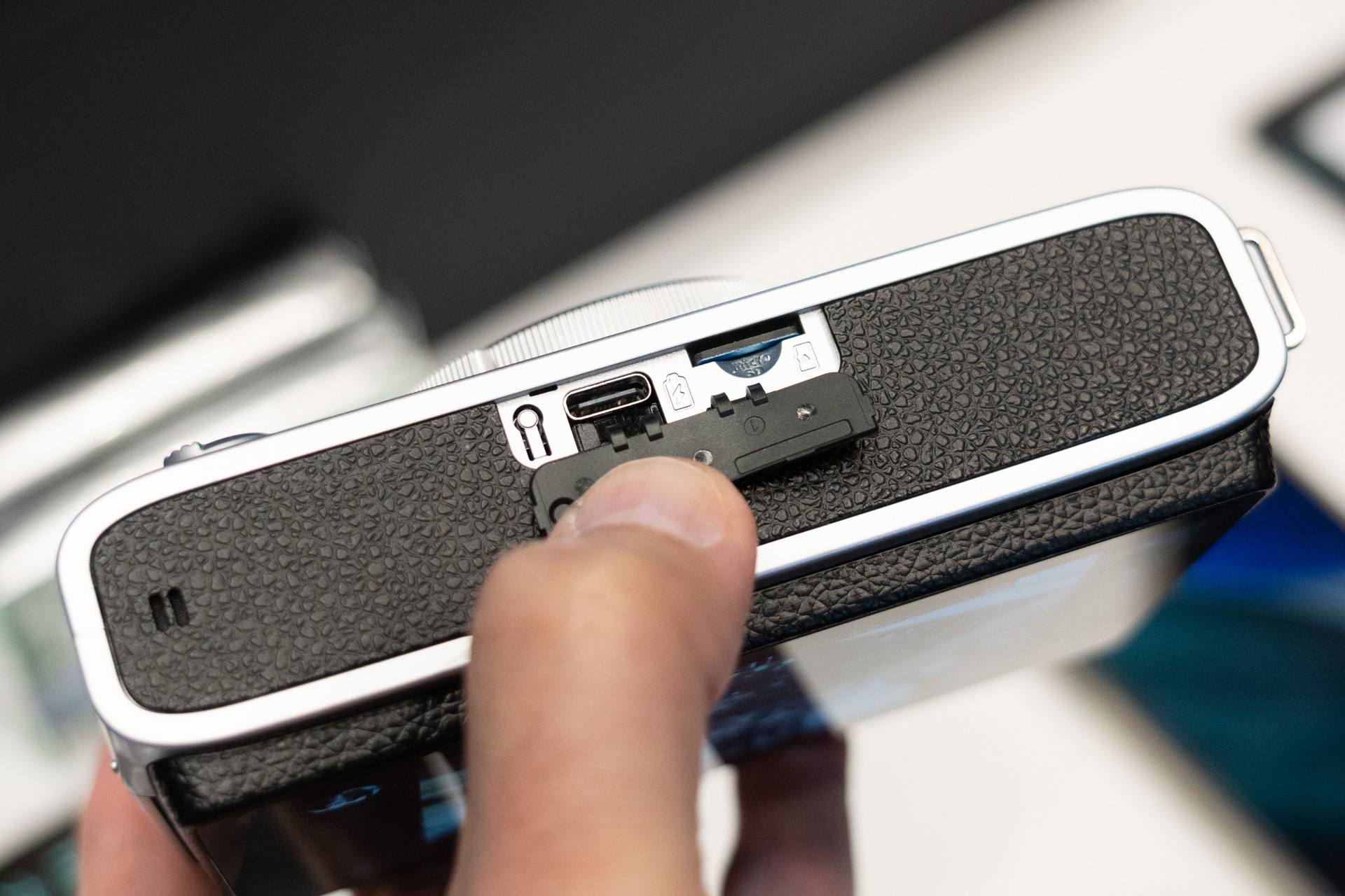 底面にはmicroSDカードスロットやUSB Type-C端子を装備