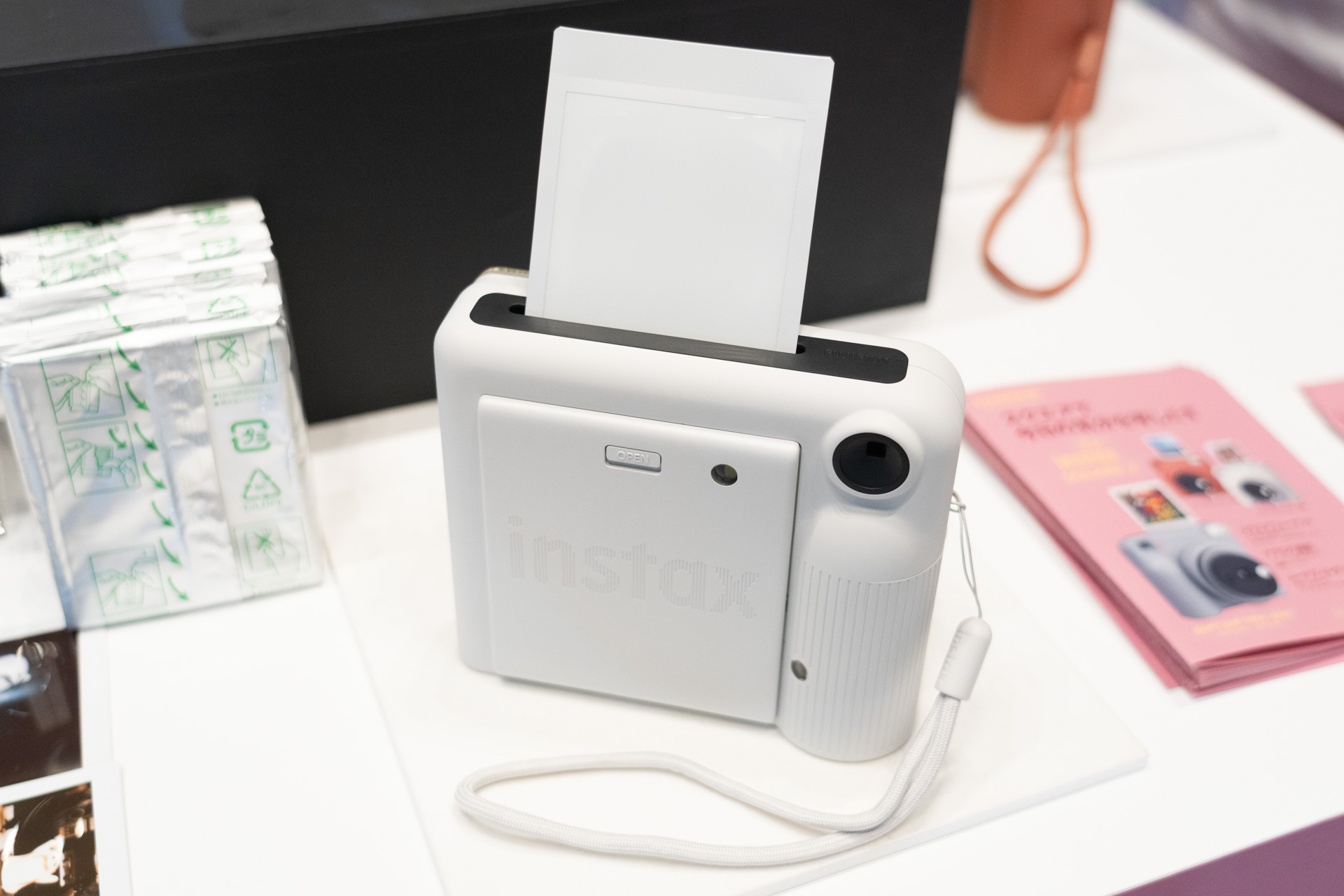 背面のinstaxロゴも今回から入れたもの