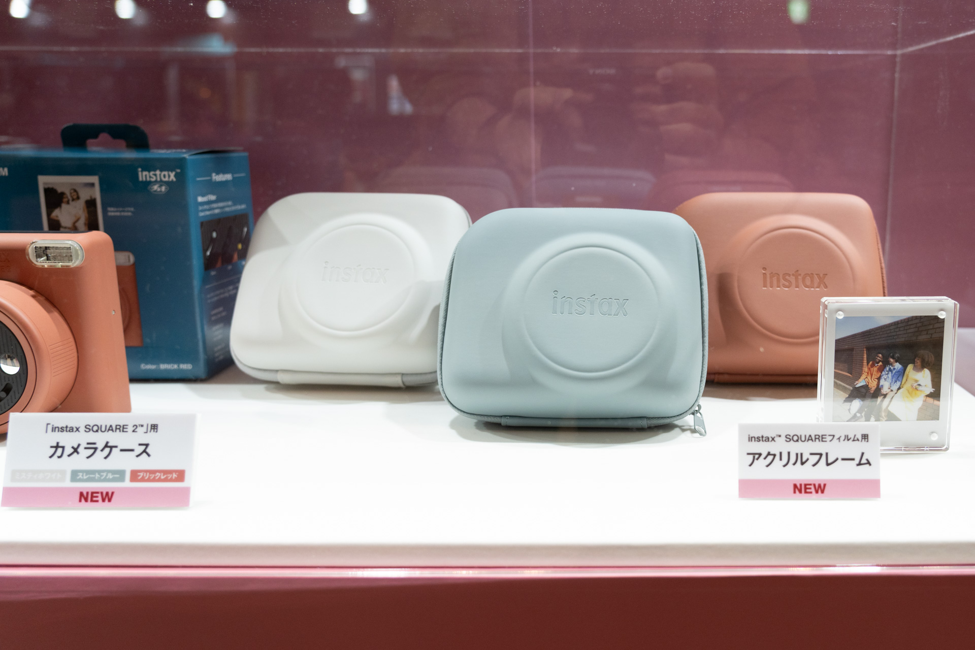オプションでケースが用意されるほか、正方形フィルム用のアクリルフレームも新発売となる