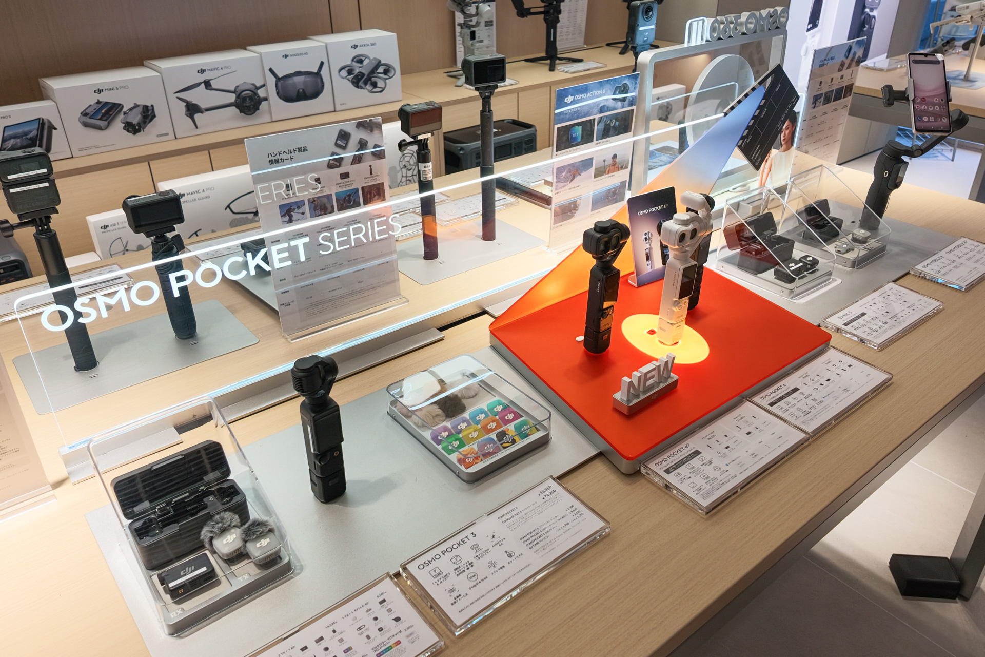 ジンバル一体型カメラのコーナー。ワイヤレスマイクなども展示されている