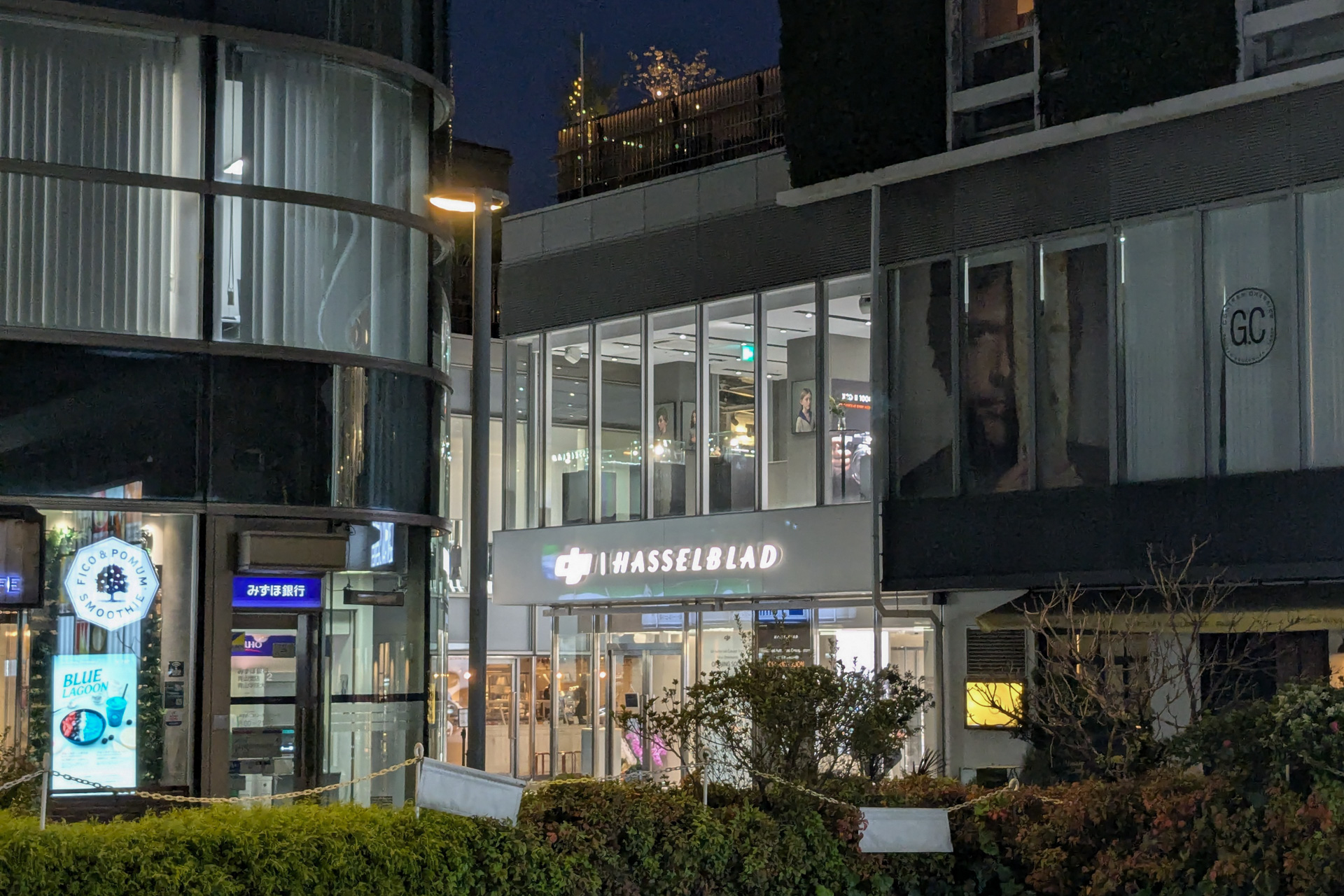青山通りの渋谷方向から見た店舗
