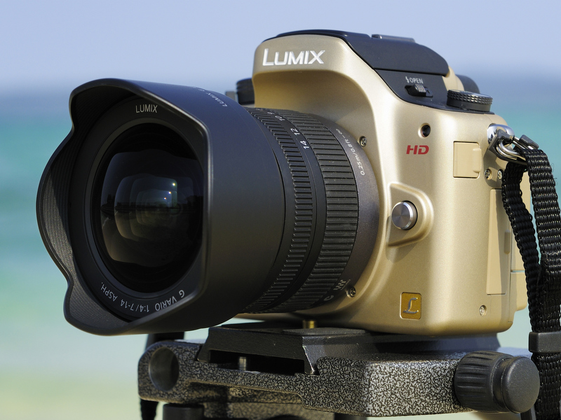 <b>DMC-GH1に装着したところ。価格は12万4,950円。発売は4月24日</b>