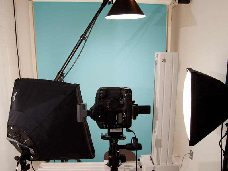 <b>「BOX」に備え付けられた証明写真撮影セット。カメラはEOS-1Ds Mark II</b>