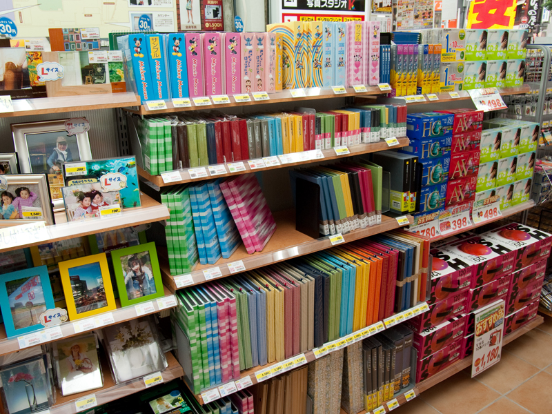 <b>各種写真用品も取扱う</b>