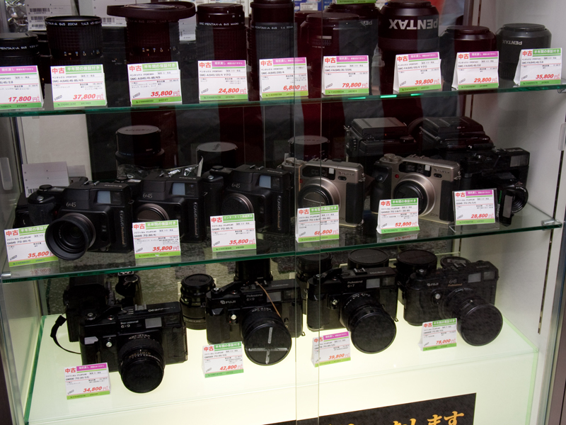 <b>少数ながら、中判カメラや中判用レンズなども陳列していた</b>