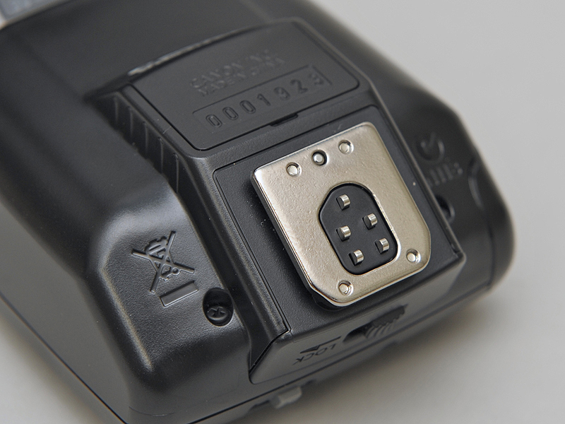 <b>シュー部分には金属を採用。前モデルはプラスチックだった</b>