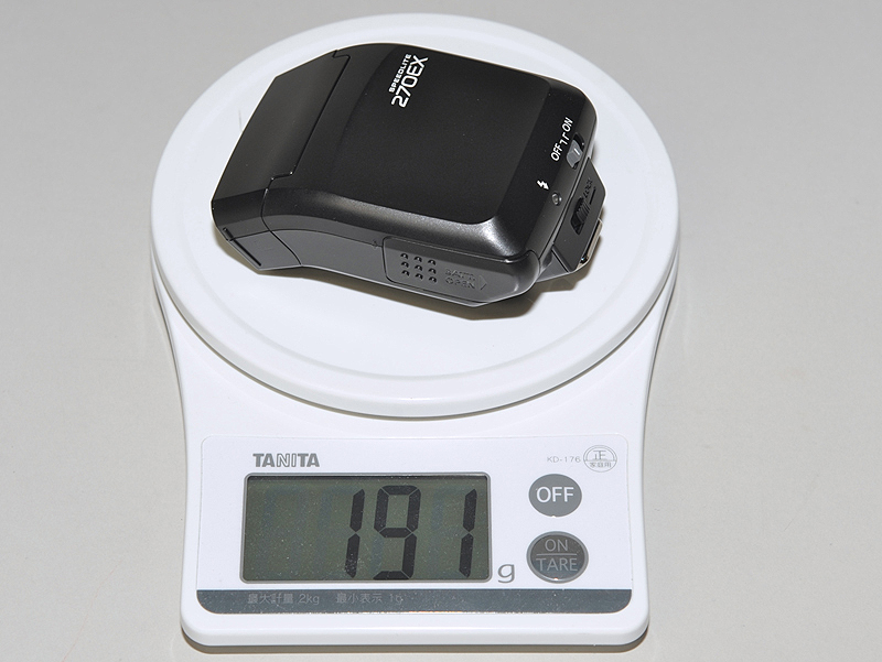 <b>電池を含んでも200gを切る重さ</b>