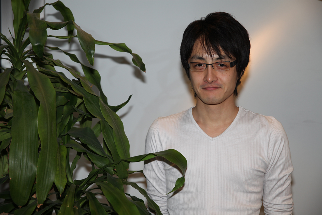 <b>270EXによる直射。背後の壁に出現した影や、顔の輪郭などがはっきり出すぎる部分がポートレートとしては気になる</b>