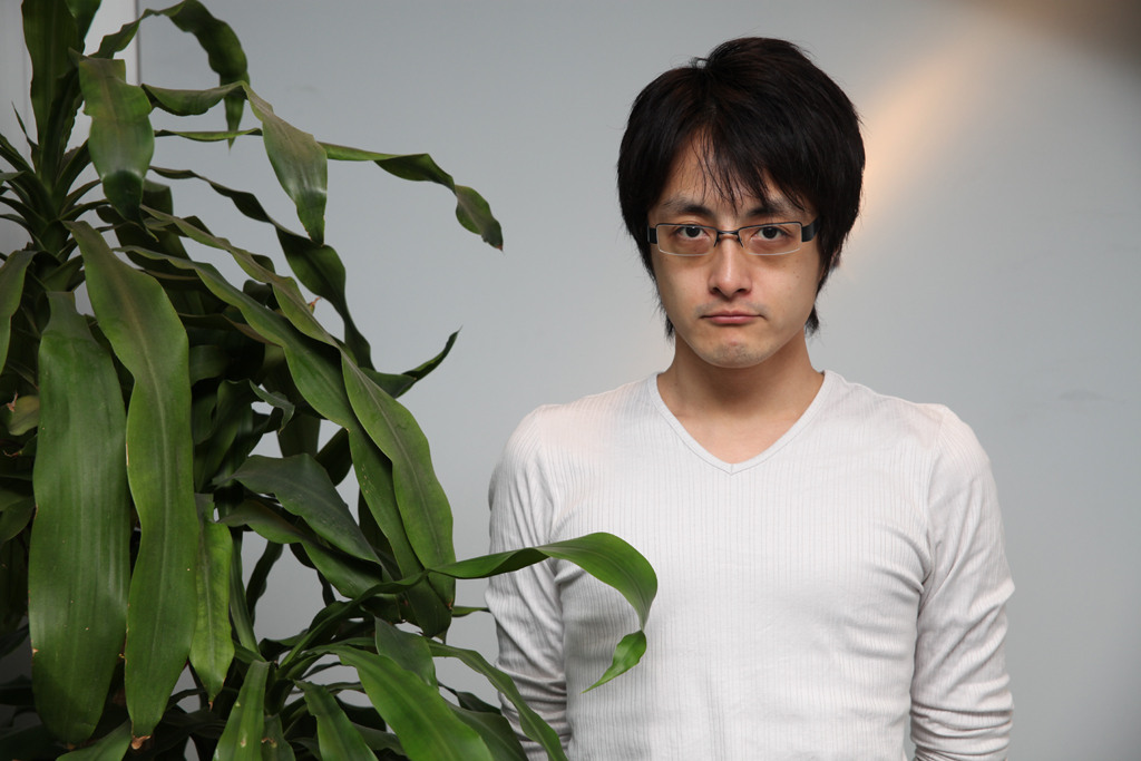 <b>270EXをバウンス（90度）。壁の影が消えた上、光がよく回って表情も自然に写すことができた。このまま証明写真に使えそうな写りだ</b>