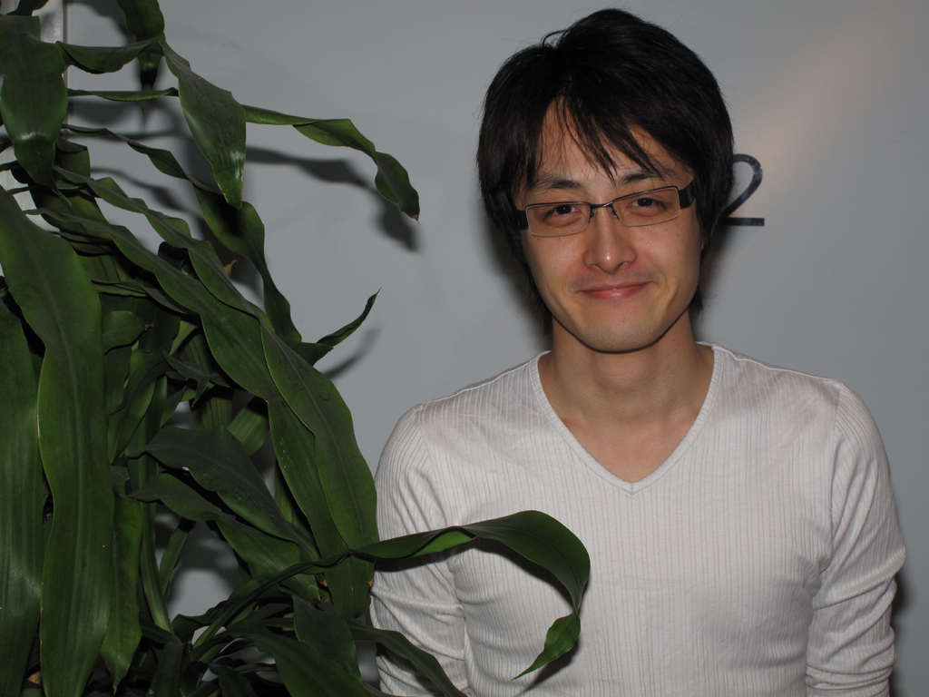 <b>270EXを直射。やはり背後の影が気になる。壁の前に立った人物を撮影することは少なくないと思うので、こうした描写は何とかしたいもの</b>