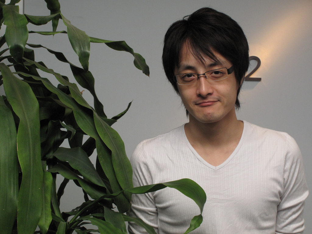 <b>270EXをバウンス（90度）。背後の影を消すことができるだけで、だいぶ印象が良くなる。観葉植物も自然に写った</b>