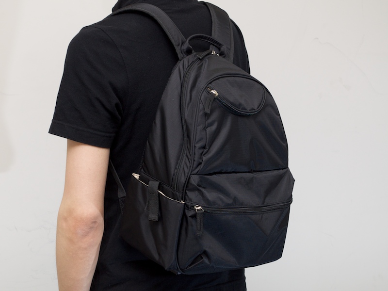 <b>カラーは写真のブラックのほかに、グレー、オリーブ、ベージュをラインナップ。価格は9,450円</b>